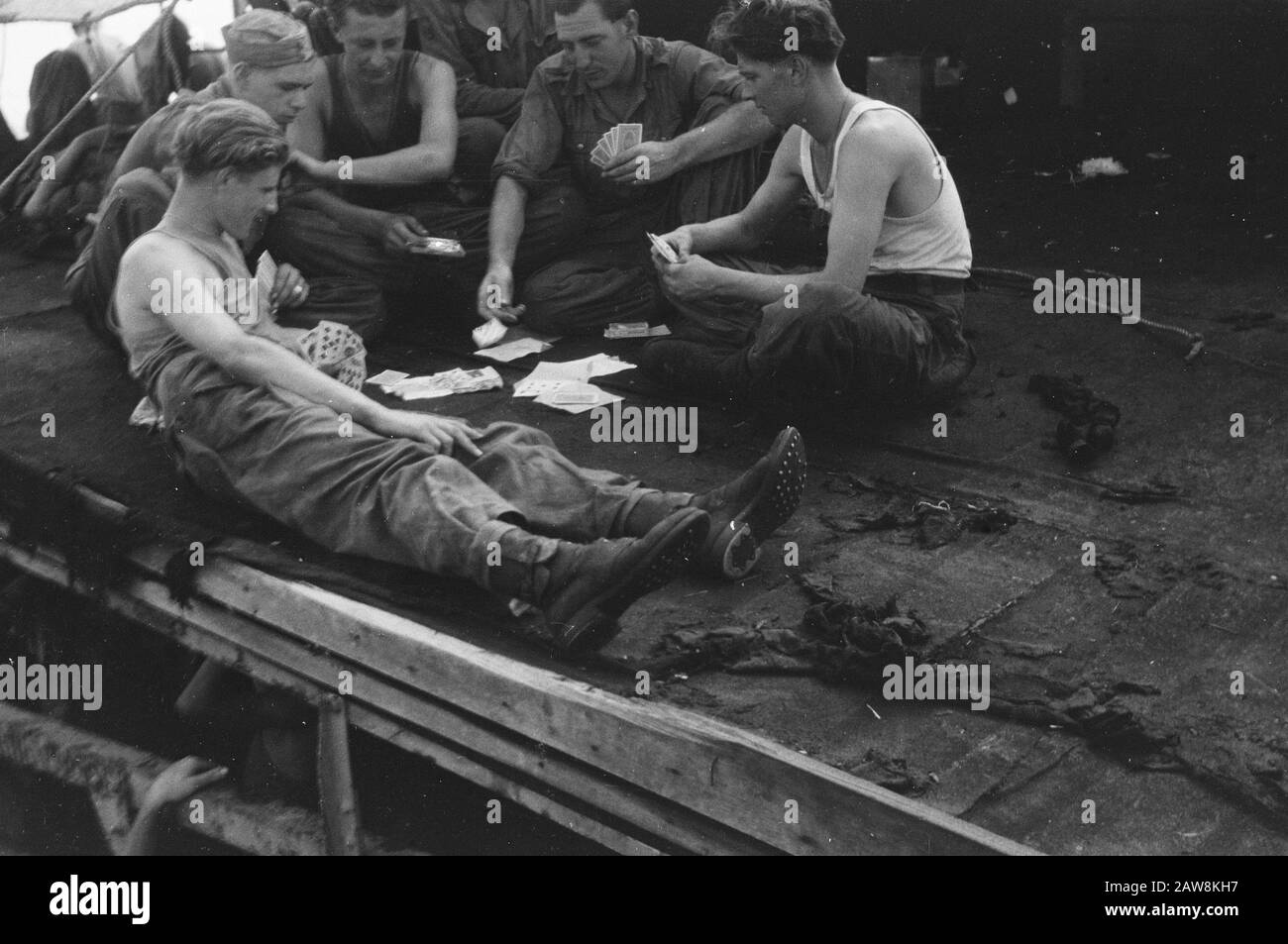 Foto liberazione Nord Sumatra [Soldati durante una pausa alle carte su una nave o ponte] Data: 19 dicembre 1948 luogo: Indonesia, India olandese, Sumatra Foto Stock