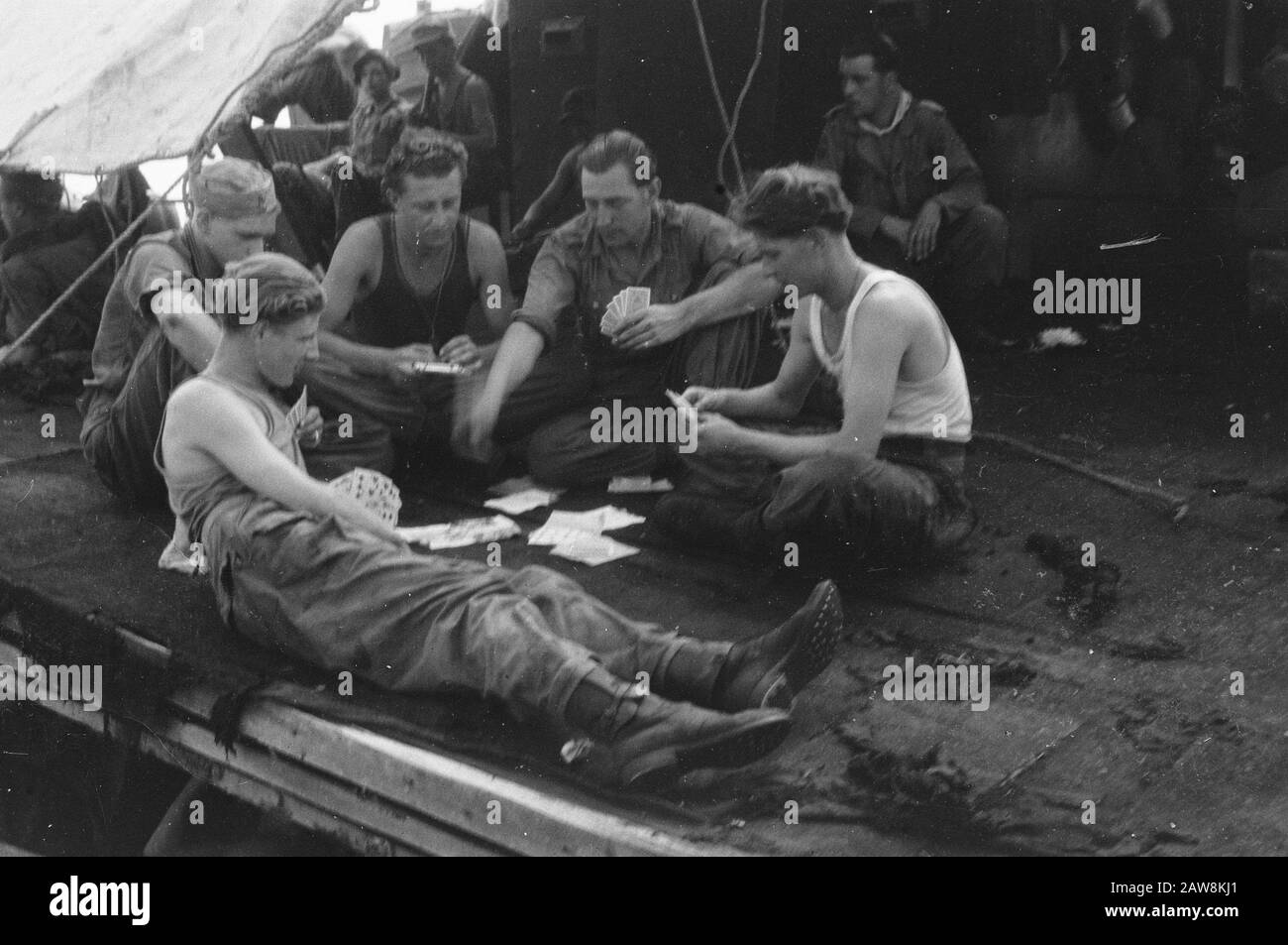 Foto liberazione Nord Sumatra [Soldati durante una pausa alle carte su una nave o ponte] Data: 19 dicembre 1948 luogo: Indonesia, India olandese, Sumatra Foto Stock
