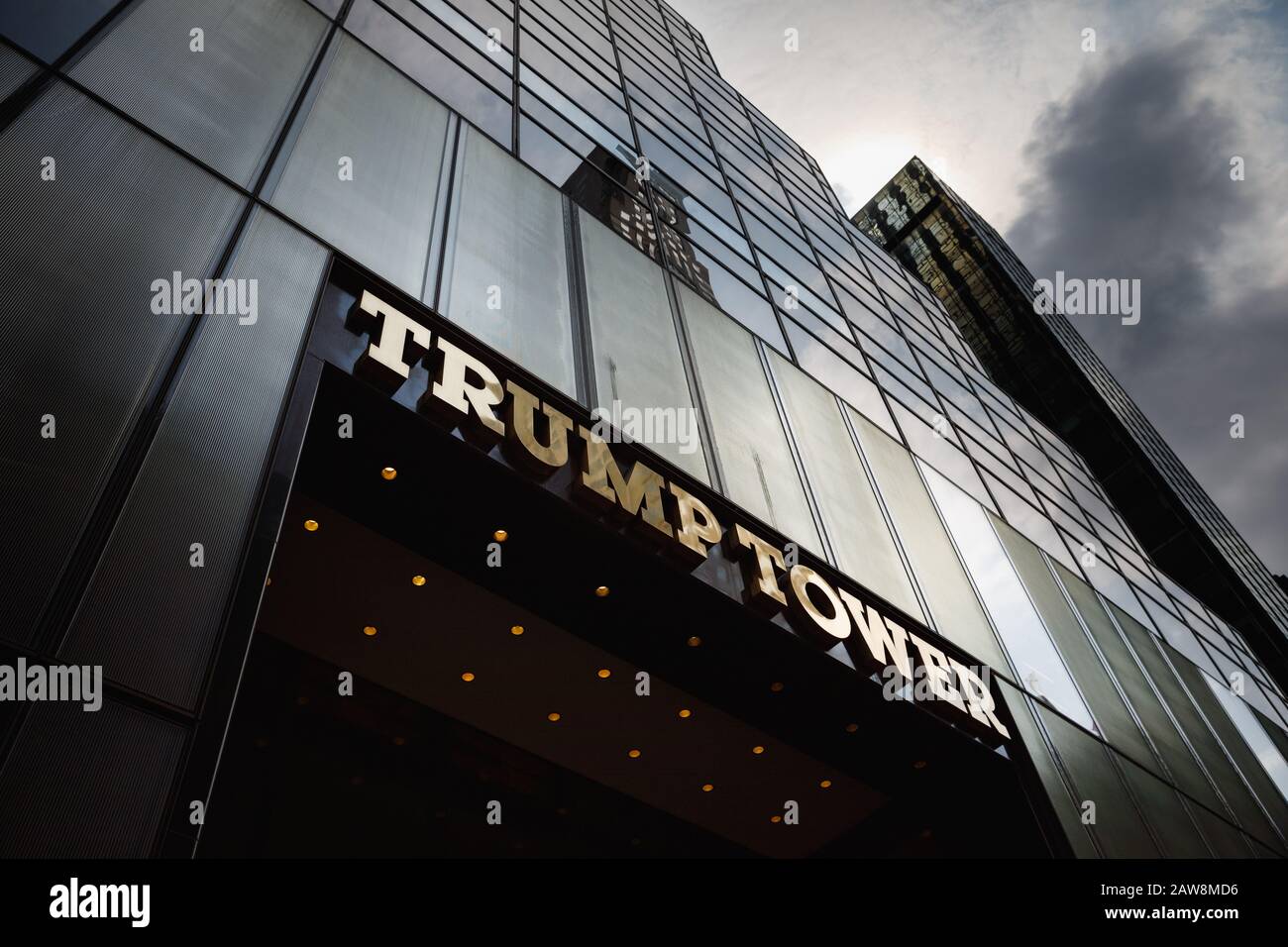 Ingresso alla torre Trump a New York City, lobby di lusso e edificio con lettere dorate Foto Stock