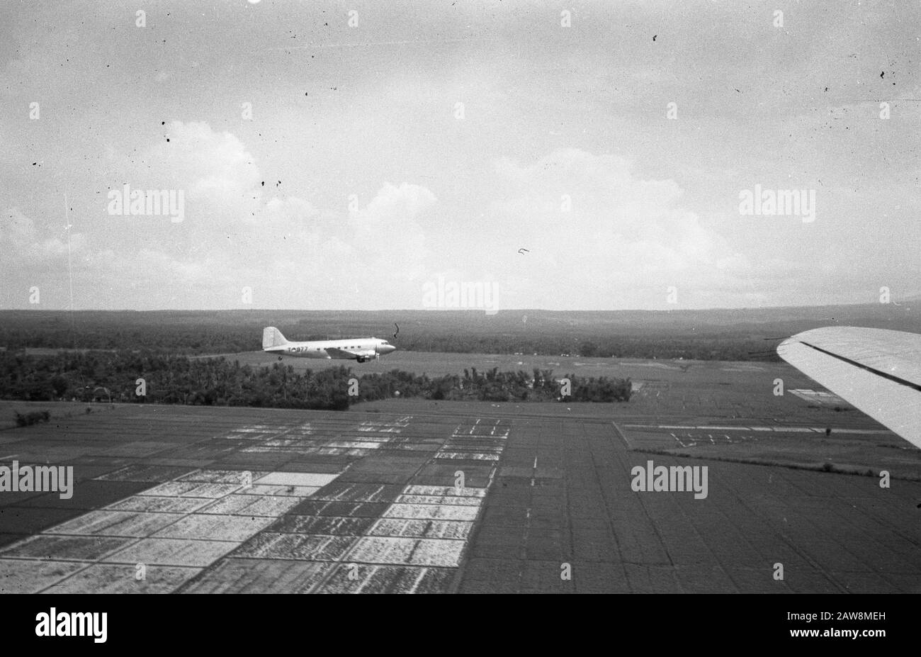 Food et al cadere fanteria [2nd azione di polizia nel dicembre 1948] [Luchtopname. Da un Dakota mostra un altro Dakota. Tra questi un paesaggio di risaie] Data: Dicembre 1948 luogo: Indonesia Indie orientali olandesi Foto Stock