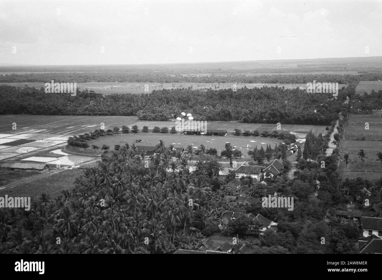 Food et al cadere fanteria [2nd azione di polizia nel dicembre 1948] [Luchtopname. Sport ellittici tra campi di riso. Sul campo sono presenti paracadute. Galleggiante in aria paracadute con rifornimenti] Data: Dicembre 1948 luogo: Indonesia Indie orientali olandesi Foto Stock