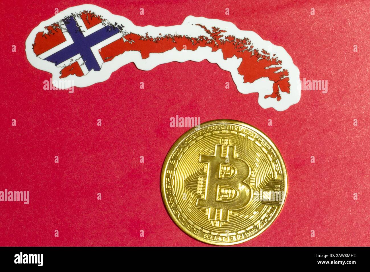 Bandiera di Norvegia con disposizione piatta di Bitcoin per illustrazione. Criptovaluta btc concetto di legge Foto Stock