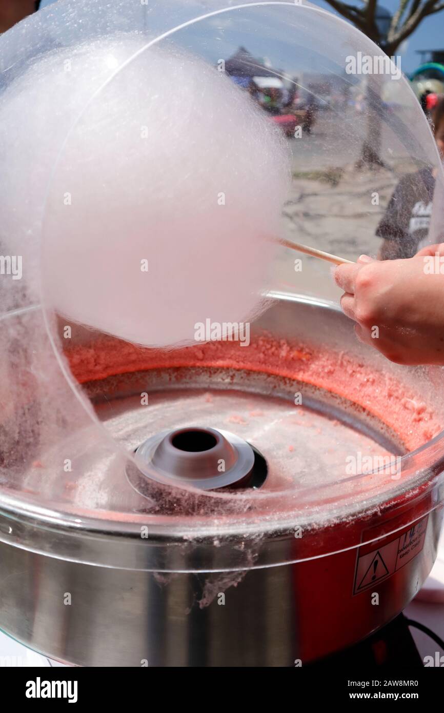 Candy Floss, Cotton Candy o Fairy Floss che si spunano alla fiera della scuola Country Show Day presso la Silverdale School di Silverdale vicino ad Auckland, Nuova Zelanda Foto Stock