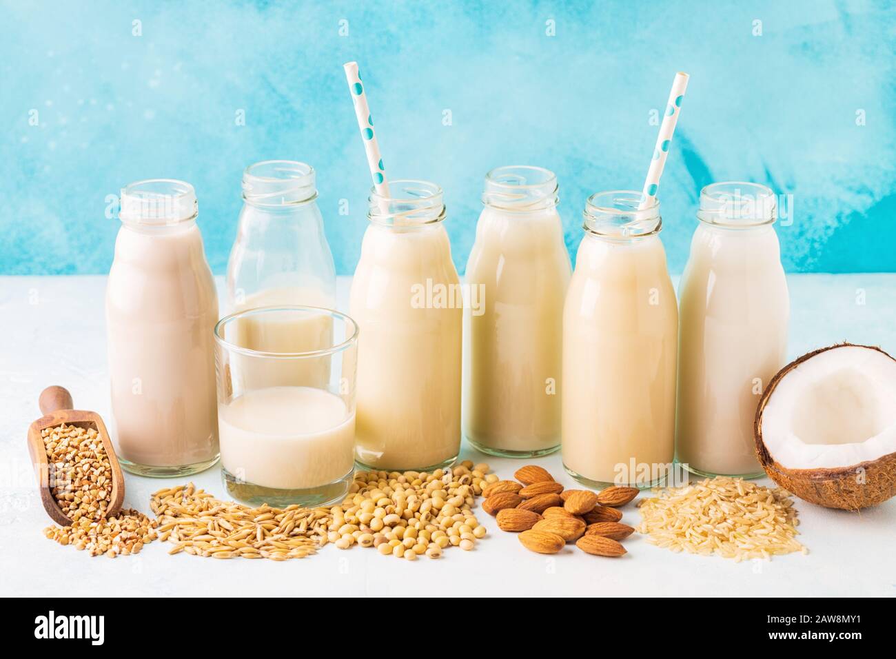 A bottiglie di latte alternativi e gli ingredienti per cucinare. Foto Stock