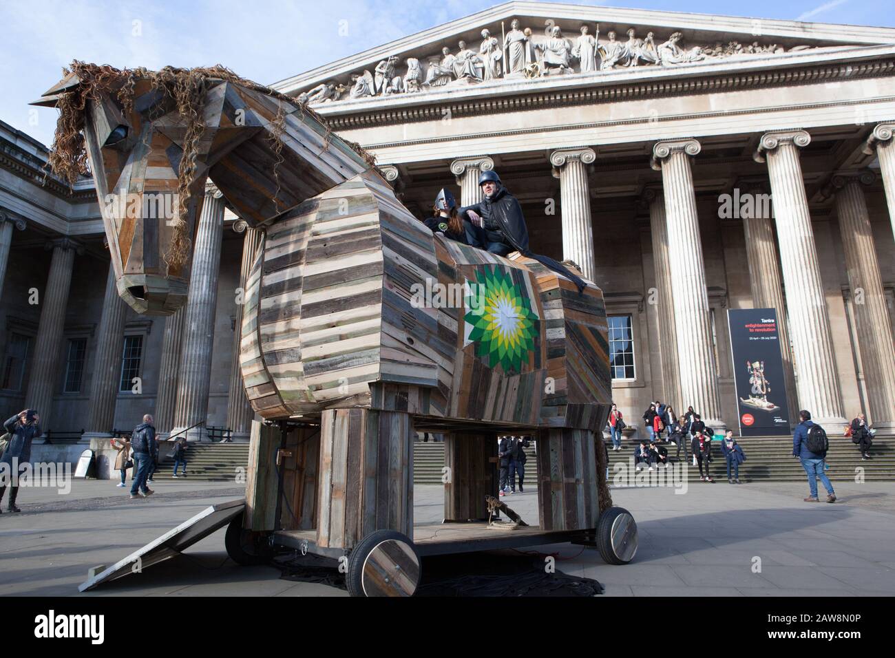 Londra, Regno Unito, venerdì 7 febbraio: Un cavallo di Troia fatto di legno riciclato è stato contrabbandato nel cortile del British Museum questa mattina come parte di una protesta da parte di 'BP O Non BP', un gruppo che si batte contro i combustibili fossili contribuendo al cambiamento climatico. Anna Watson/Alamy Live News Foto Stock