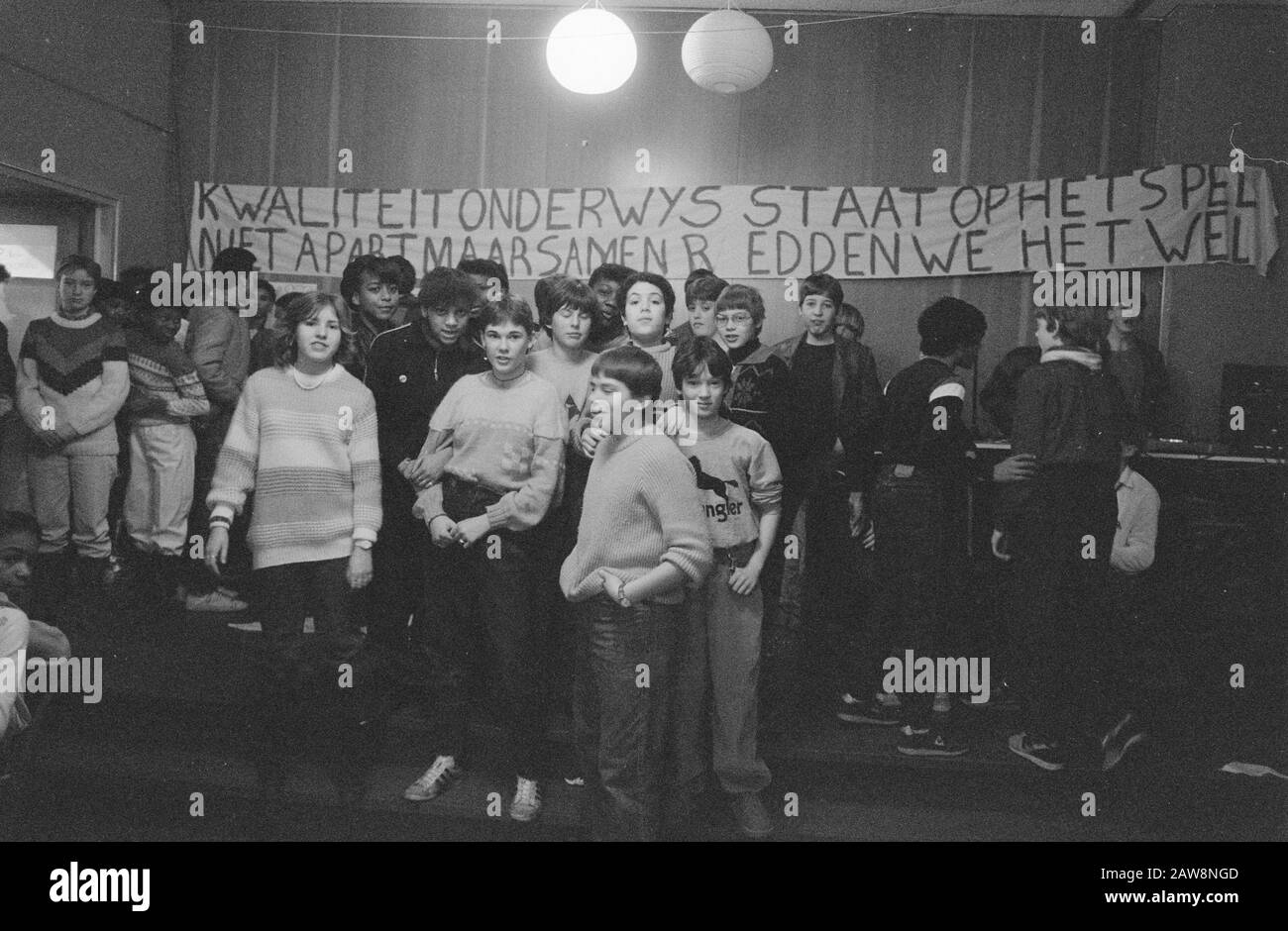 Lerlingen Mavo Amstel (Amsterdam) Occupy School; Girl Strike Committee for chairs Barricaded Stairway Date: 21 Febbraio 1983 Location: Amsterdam, Noord-Holland Keywords: Ragazze, SEDIE, occupazione Foto Stock