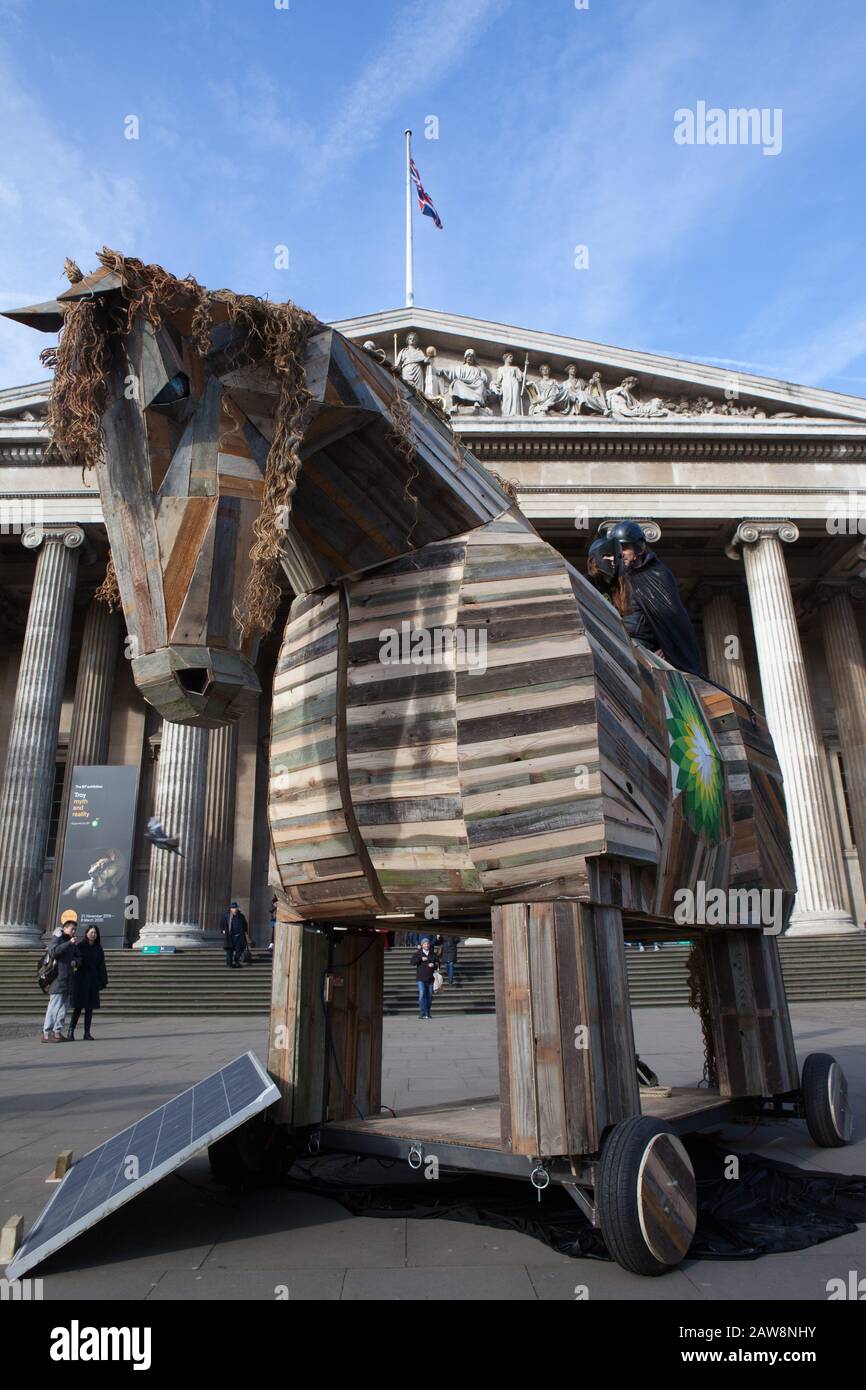 Londra, Regno Unito, venerdì 7 febbraio: Un cavallo di Troia fatto di legno riciclato è stato contrabbandato nel cortile del British Museum questa mattina come parte di una protesta da parte di 'BP O Non BP', un gruppo che si batte contro i combustibili fossili contribuendo al cambiamento climatico. Anna Watson/Alamy Live News Foto Stock