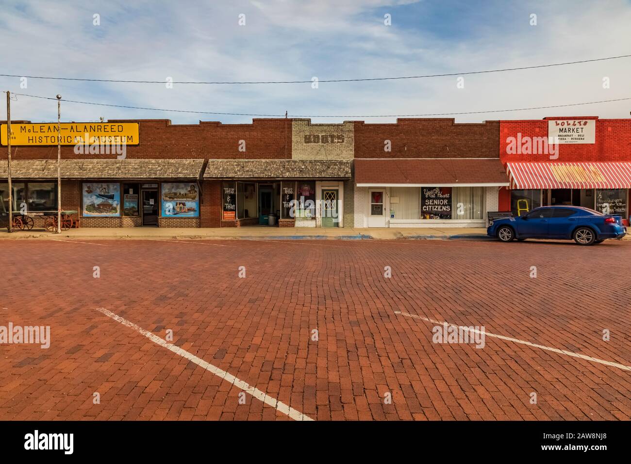 Strada lastricata di mattoni lungo la Route 66 a McLean, Texas, Stati Uniti [Nessun rilascio di proprietà; disponibile solo per le licenze editoriali] Foto Stock