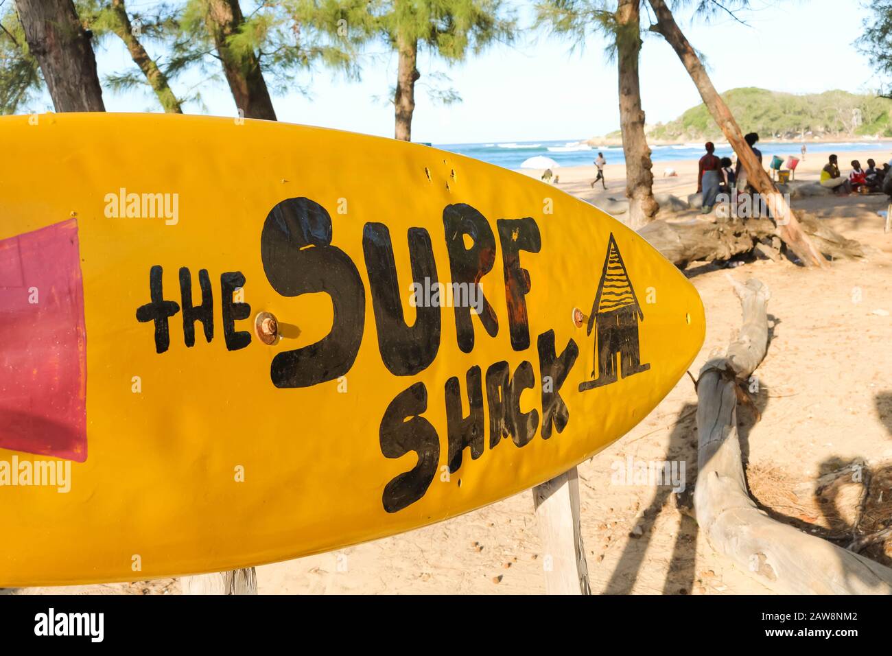 segno giallo della tavola da surf che conduce alla baracca da surf Foto Stock