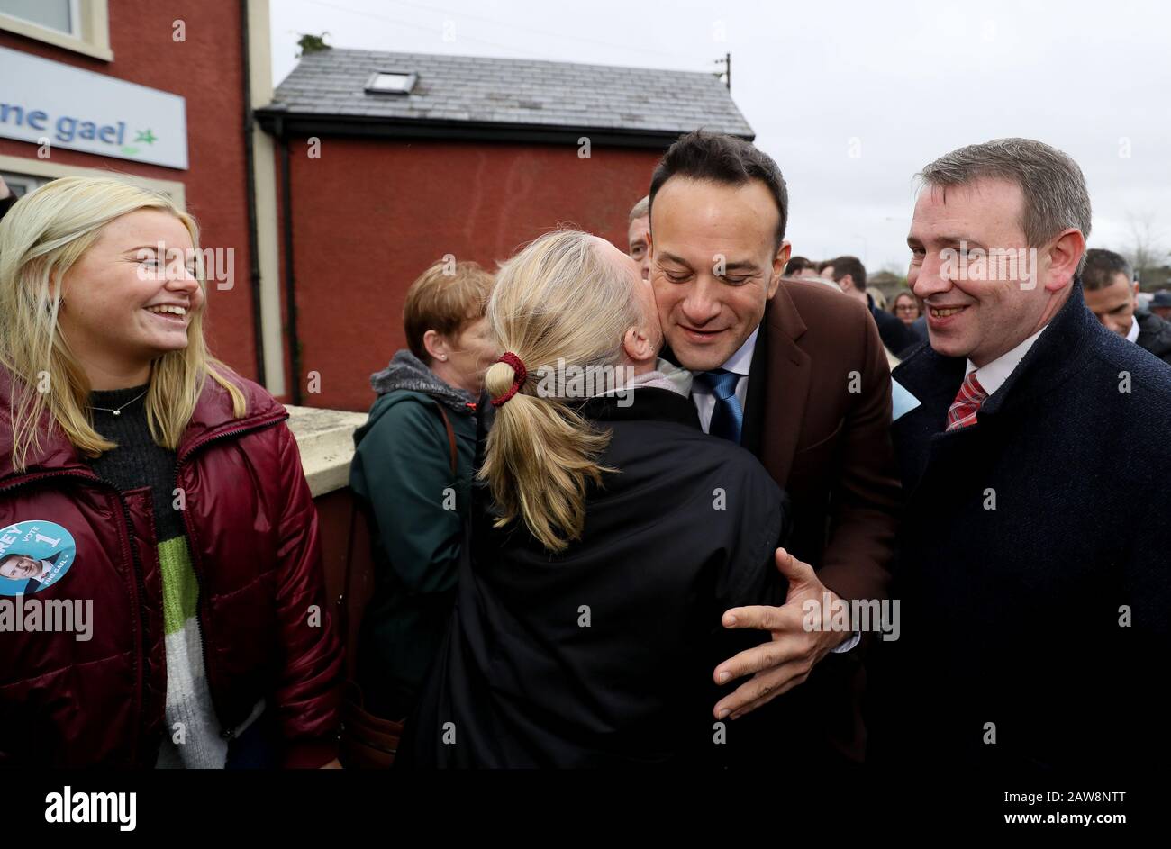 Taoiseach Leo Varadkar (seconda destra) con il candidato fine Gael Joe Carey (destra) durante l'ultimo giorno di campagna elettorale generale a Ennis, Co Clare. Foto Stock