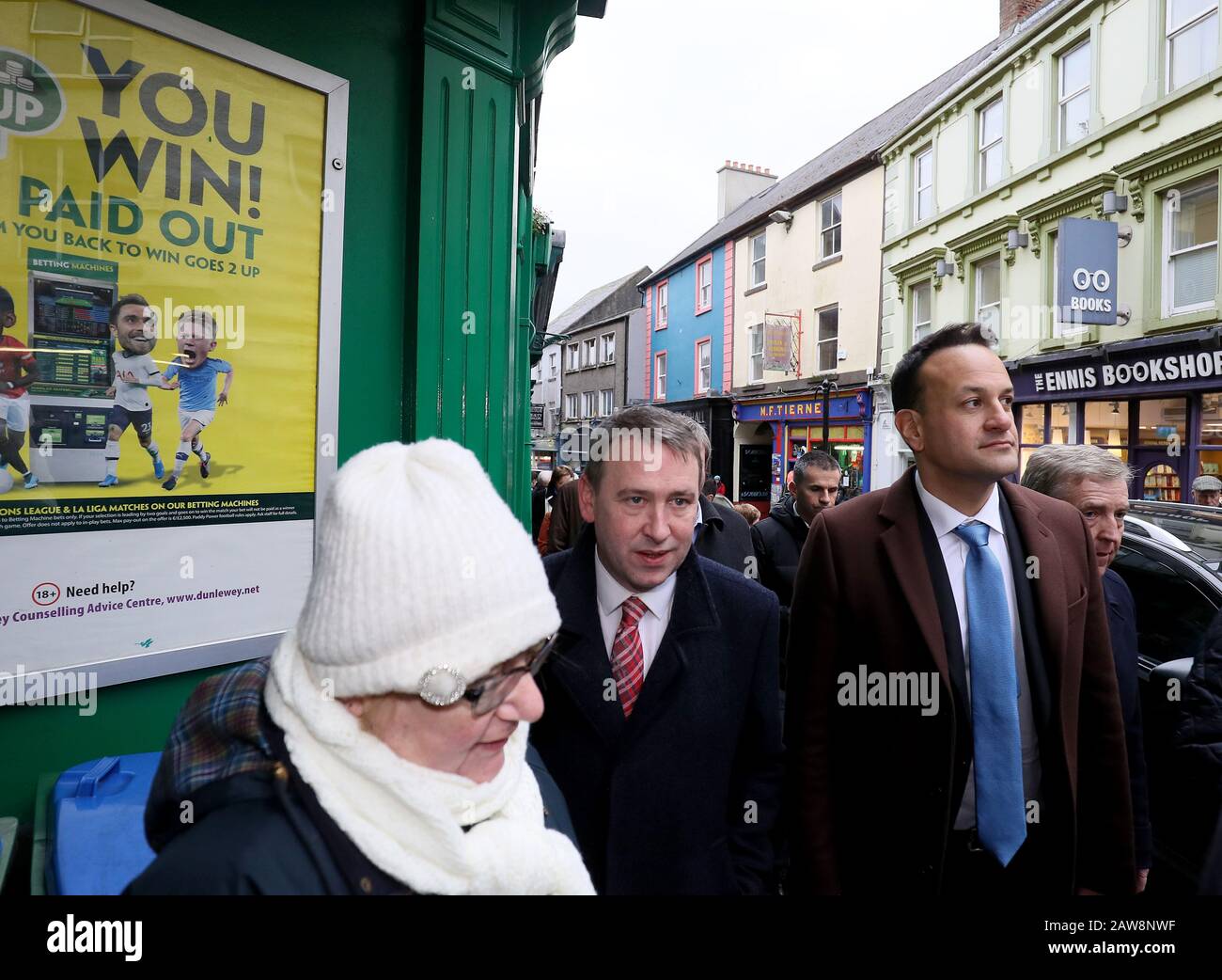 Taoiseach Leo Varadkar (a destra) con il candidato fine Gael Joe Carey (a sinistra) durante l'ultimo giorno di campagna elettorale generale a Ennis, Co Clare. Foto Stock