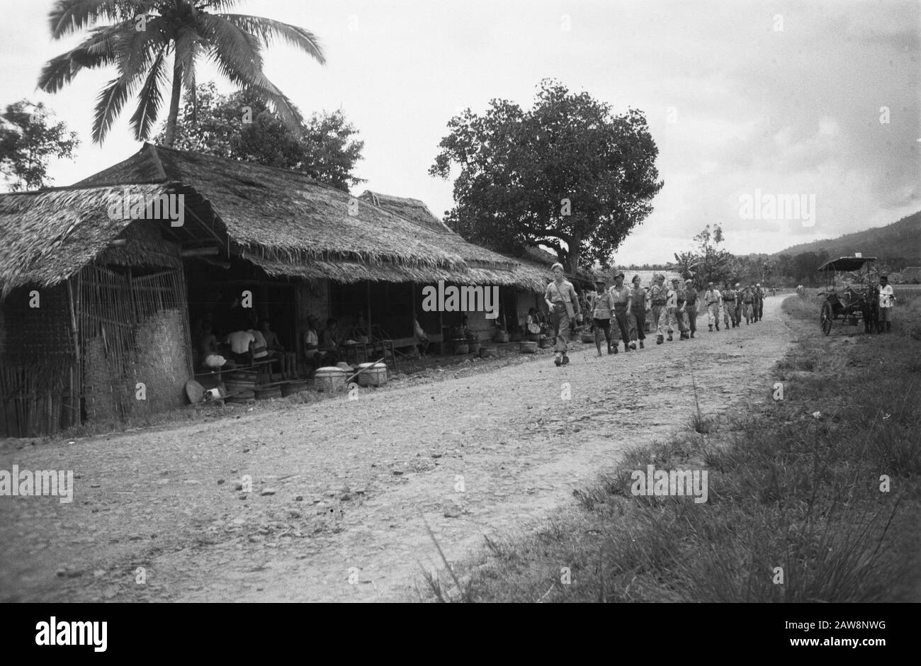 Syzygium vicino Buitenzorg Patrol nella zona di Syzygium vicino Buitenzorg. Tutte le strade e sentieri si trovano i nostri pattugliamenti Data: 1 febbraio 1949 luogo: Buitenzorg, Indonesia, Java, Indie Orientali Olandesi Foto Stock Syzygium vicino Buitenzorg Patrol nella zona di Syzygium vicino Buitenzorg. Tutte le strade e sentieri si trovano i nostri pattugliamenti Data: 1 febbraio 1949 luogo: Buitenzorg, Indonesia, Java, Indie Orientali Olandesi Foto Stock