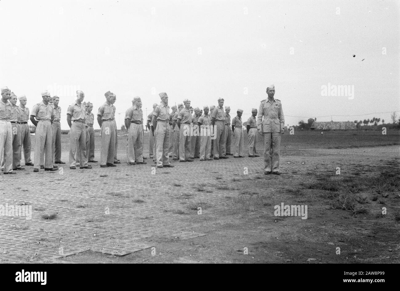 Trasferimento del comando esercito militare Medan il trasferimento del comando aereo regionale si è tenuto giovedì, febbraio 17th presso la base aerea 11th a Medan Place. Il comandante in partenza Maggiore H. Maurenbrecher ha dato il comando al kite Maggiore P.J.E. Janssens. Alla cerimonia hanno partecipato il comandante del colonnello dell'aviazione militare Van der Eem, anche il comandante della forza territoriale P. Scholten E molte altre autorità civili e militari. Janssens esprime la mano del comandante uscente in congedo, a nome di tutte le forze aeree a Sumatra Data: 17 febbraio 1949 luogo: Indonesia Indie orientali olandesi Foto Stock