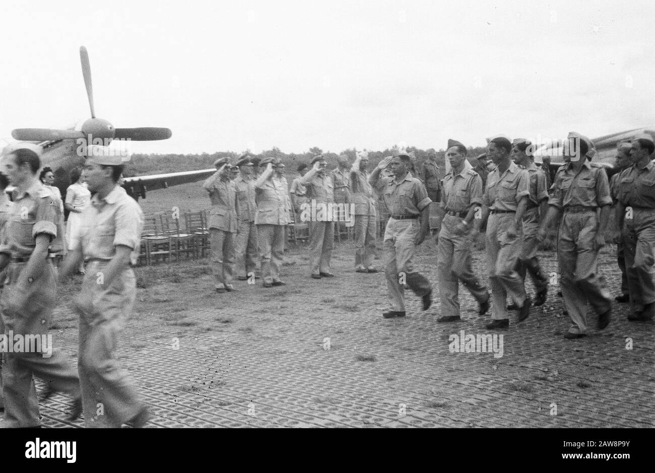 Trasferimento del comando esercito militare Medan il trasferimento del comando aereo regionale si è tenuto giovedì, febbraio 17th presso la base aerea 11th a Medan Place. Il comandante in partenza Maggiore H. Maurenbrecher ha dato il comando al kite Maggiore P.J.E. Janssens. Alla cerimonia hanno partecipato il comandante del colonnello dell'aviazione militare Van der Eem, anche il comandante della forza territoriale P. Scholten E molte altre autorità civili e militari. Data: 17 Febbraio 1949 Luogo: Indonesia Indie Orientali Olandesi Foto Stock