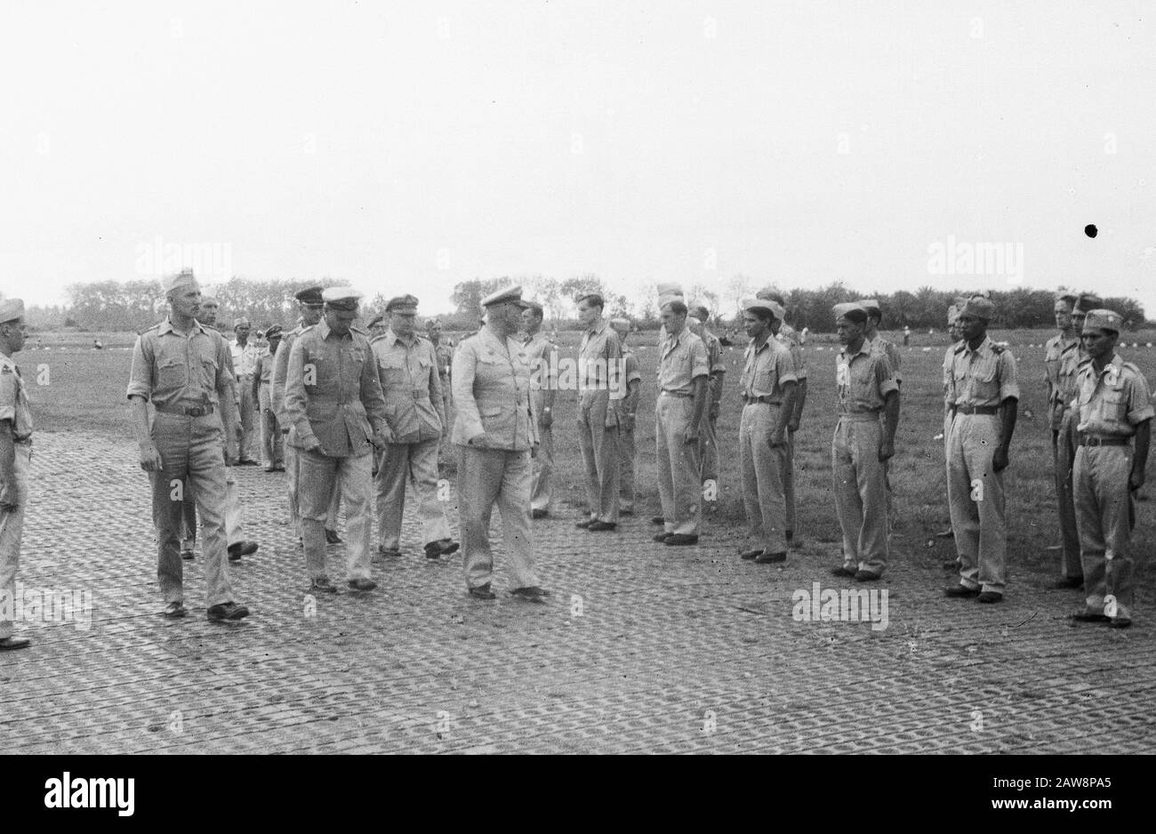 Trasferimento del comando esercito militare Medan il trasferimento del comando aereo regionale si è tenuto giovedì, febbraio 17th presso la base aerea 11th a Medan Place. Il comandante in partenza Maggiore H. Maurenbrecher ha dato il comando al kite Maggiore P.J.E. Janssens. Alla cerimonia hanno partecipato il comandante del colonnello dell'aviazione militare Van der Eem, anche il comandante della forza territoriale P. Scholten E molte altre autorità civili e militari. Data: 17 Febbraio 1949 Luogo: Indonesia Indie Orientali Olandesi Foto Stock