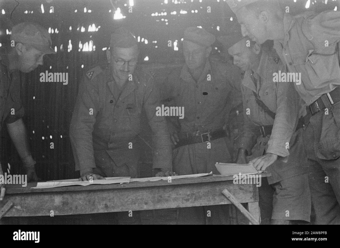 Palembang Colonel F. Moll Inger consulta gli ufficiali del personale piegato su un tavolo con le carte Data: Agosto 1947 luogo: Indonesia, Indie Orientali Olandesi, Palembang, Sumatra : Unknown / DLC Copyright Titolare: National Archives Materiale tipo: Negativo (nero / bianco) archivio numero di inventario: Vedi accesso 2.24.04.03 Foto Stock