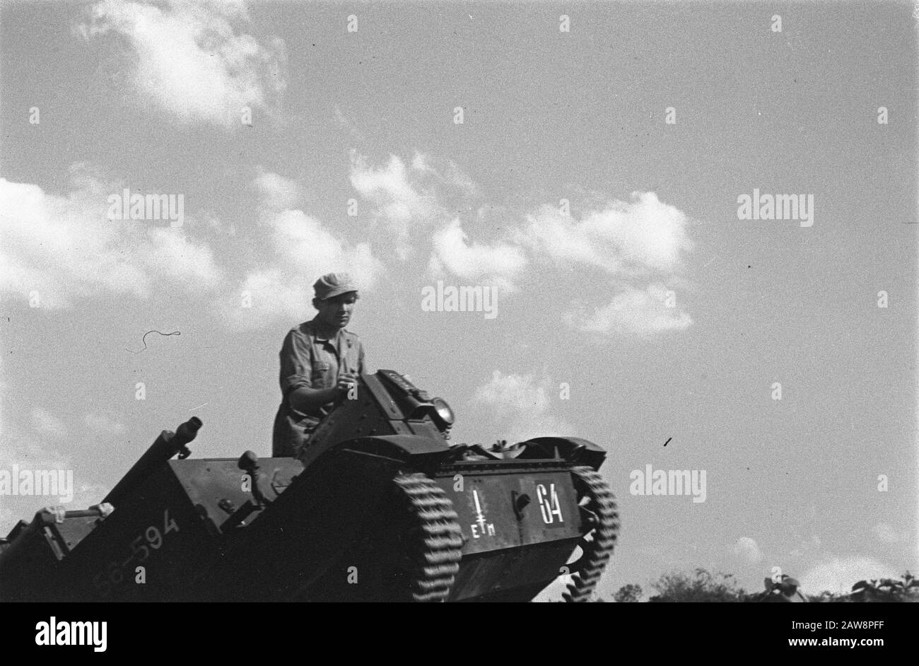 Vettori nel campo Poerwakarta. A nord-est degli esercizi di Poerwakarta si sono svolti con l'assegnazione dei vettori. È duro lavoro, ma momenti vari ed eccitanti. Attraverso un piccolo trekking nella giungla continua. Queste convulsioni e contorsioni accompagnate, ma si arriva Data: 14 agosto 1948 luogo: Indonesia, Java, Indie orientali olandesi, Poerwakarta Foto Stock