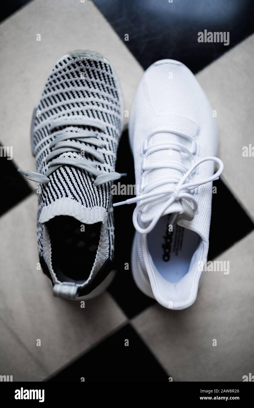 Scarpe Adidas NMD su un modello alla moda a scacchi Foto stock - Alamy