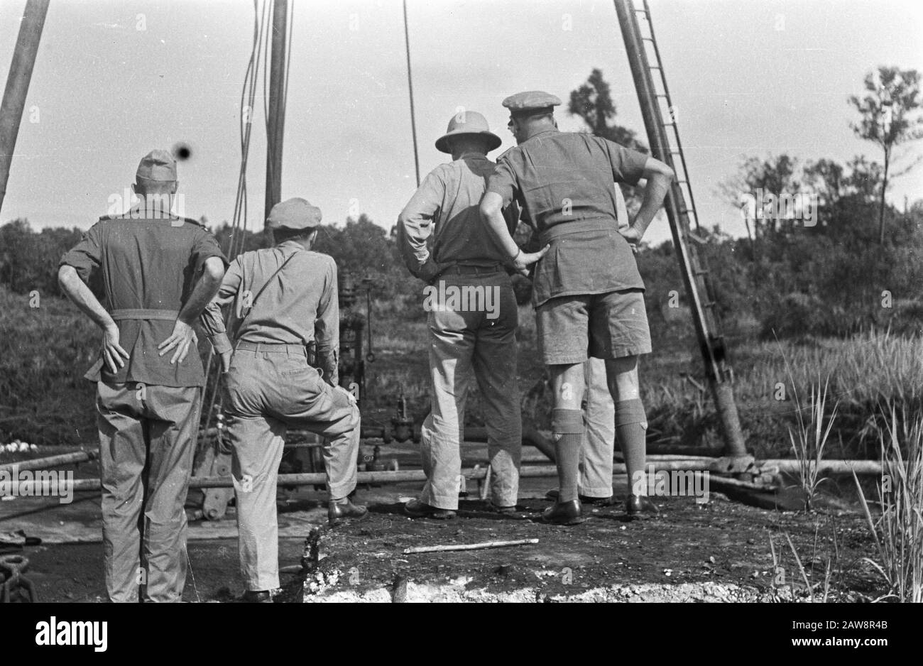 Visita della Missione Consolare americana a Palembang Palembang: Durante la loro visita nella zona di osservatori americani ​​Stoters ha mostrato grande interesse per gli impianti di petrolio BPM la società nel settore petrolifero a Talang Djimar a Praoemelih [2nd da destra, il leader della Missione americana colonnello Collin S. Myers, 2nd da sinistra tenente colonnello W. Allison IND]. Date: 17 Ottobre 1947 Location: Indonesia Dutch East Indies , Palembang, Sumatra Foto Stock