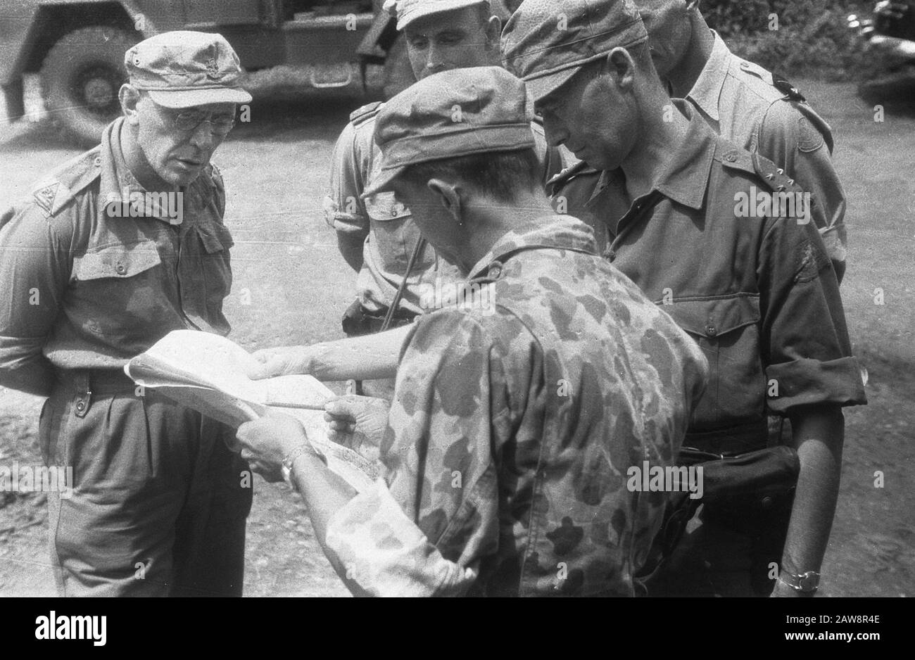 Ispezione Tour gene. Maj. Dürst Britt 3rd Brigata di fanteria a Garut [Tenente Generale Dürst Britt che guarda una carta con un soldato. Sinistra Tenente Colonnello M.h.p.j. Paulissen (comandante W-Brigade). Dietro Dürst Britt A Major] Data: 23 Ottobre 1947 Località: Indonesia Indie Orientali Olandesi Foto Stock