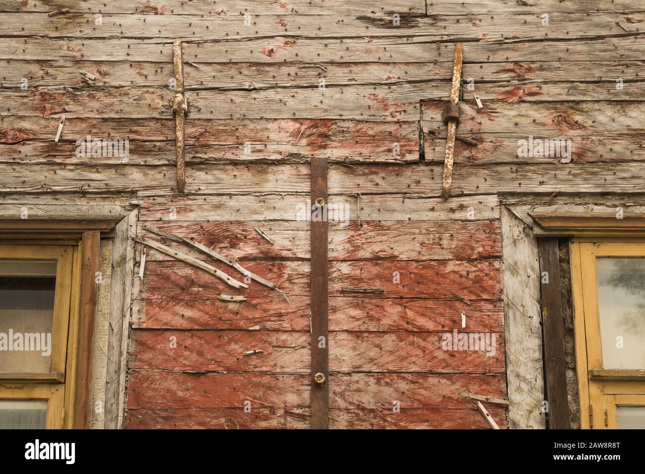 Finestre della vecchia casa di legno. Muro di legno con le finestre sullo sfondo Foto Stock