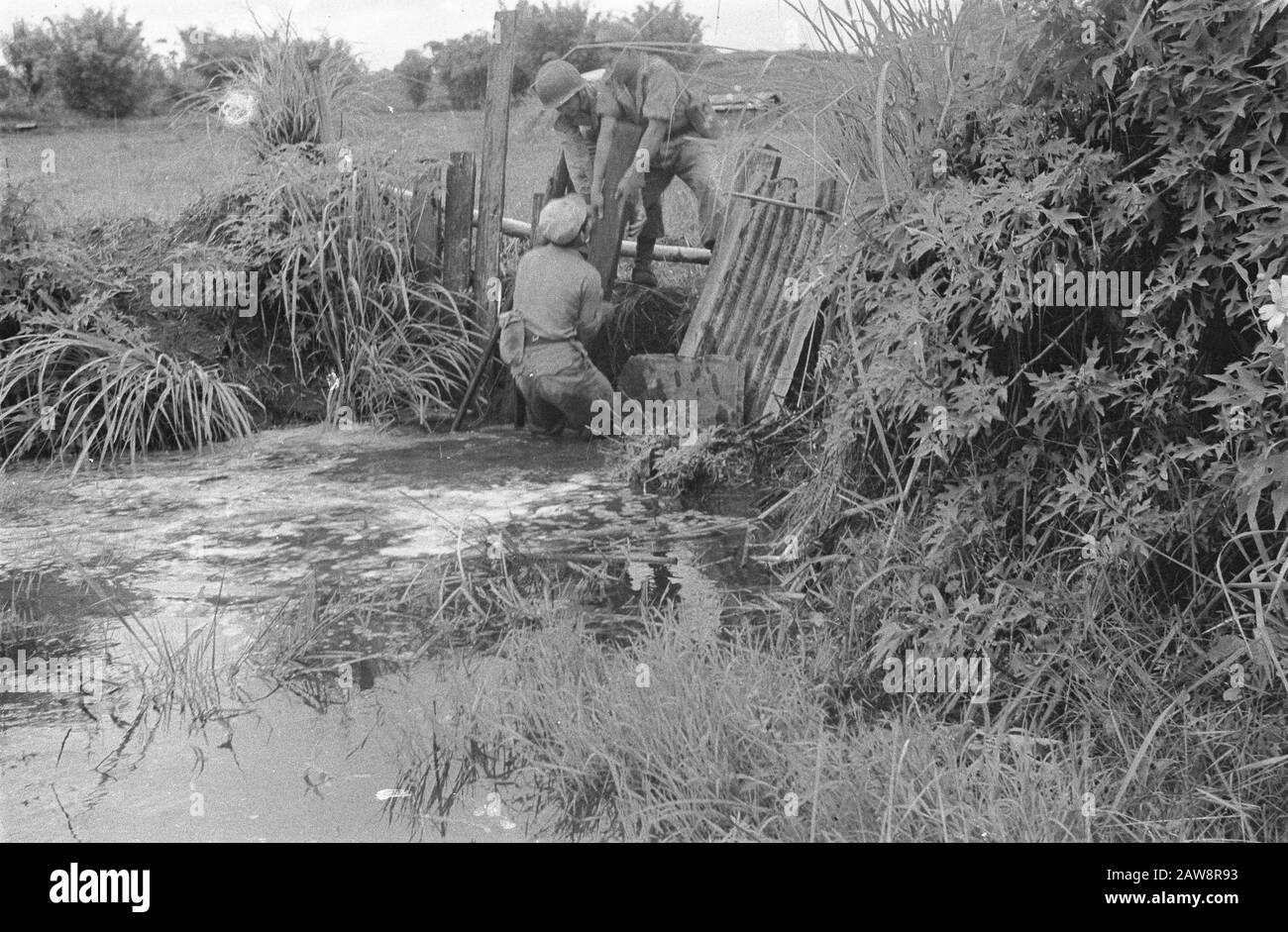 Azioni di purificazione intorno a Medan Medan-Brastagi: Azione detergente nell'area di Medan. Smorzando i torrenti di montagna, il TNI sta cercando di inondare la zona. Il genio del campo maschile ripara il difetto entro un breve periodo Data: 13/10/1947 luogo: Indonesia, Indie orientali olandesi, Sumatra Foto Stock