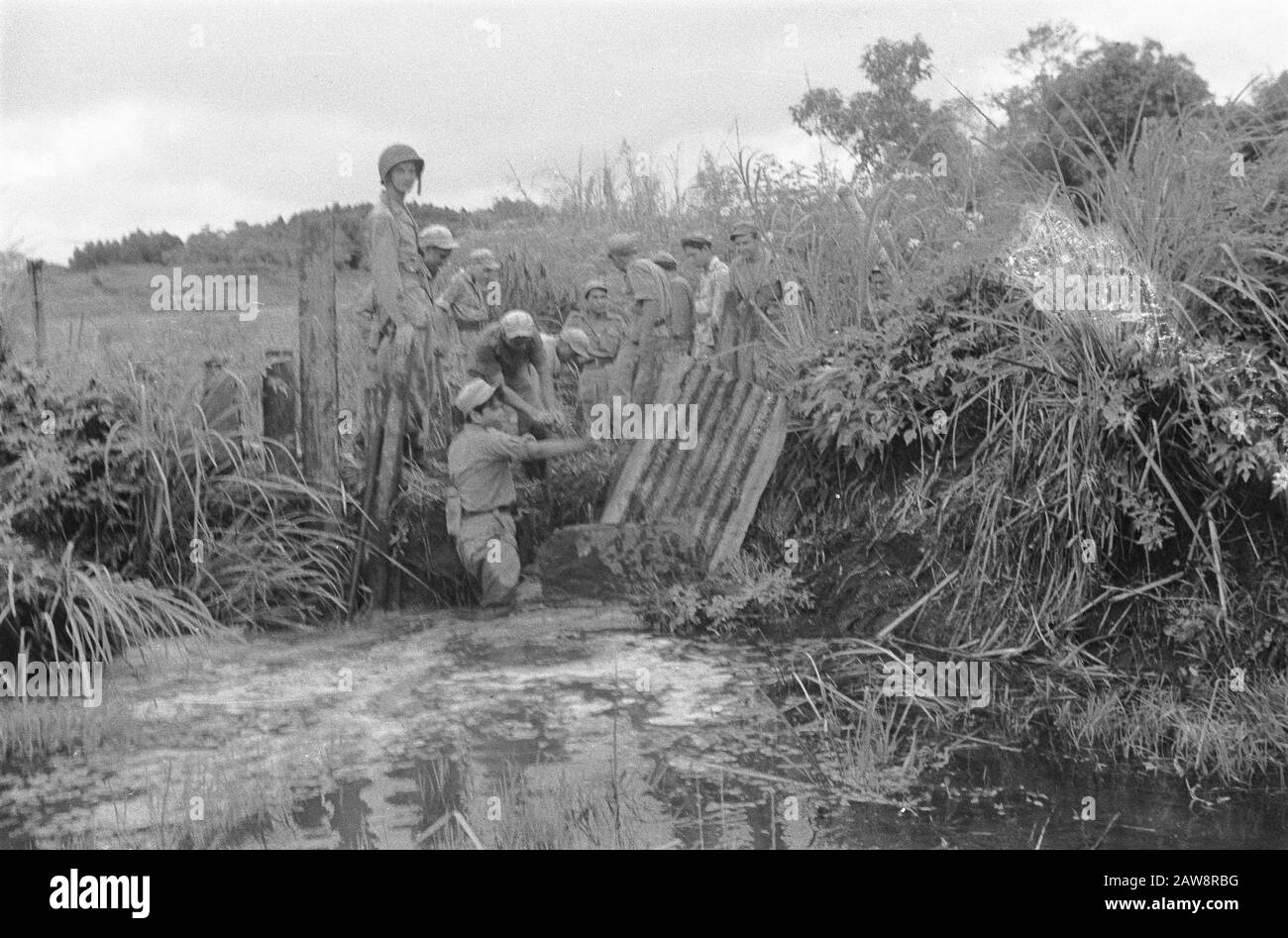 Azioni di purificazione intorno a Medan Medan-Brastagi: Azione detergente nell'area di Medan. Smorzando i torrenti di montagna, il TNI sta cercando di inondare la zona. Il genio del campo maschile ripara il difetto entro un breve periodo Data: 13/10/1947 luogo: Indonesia, Indie orientali olandesi, Sumatra Foto Stock
