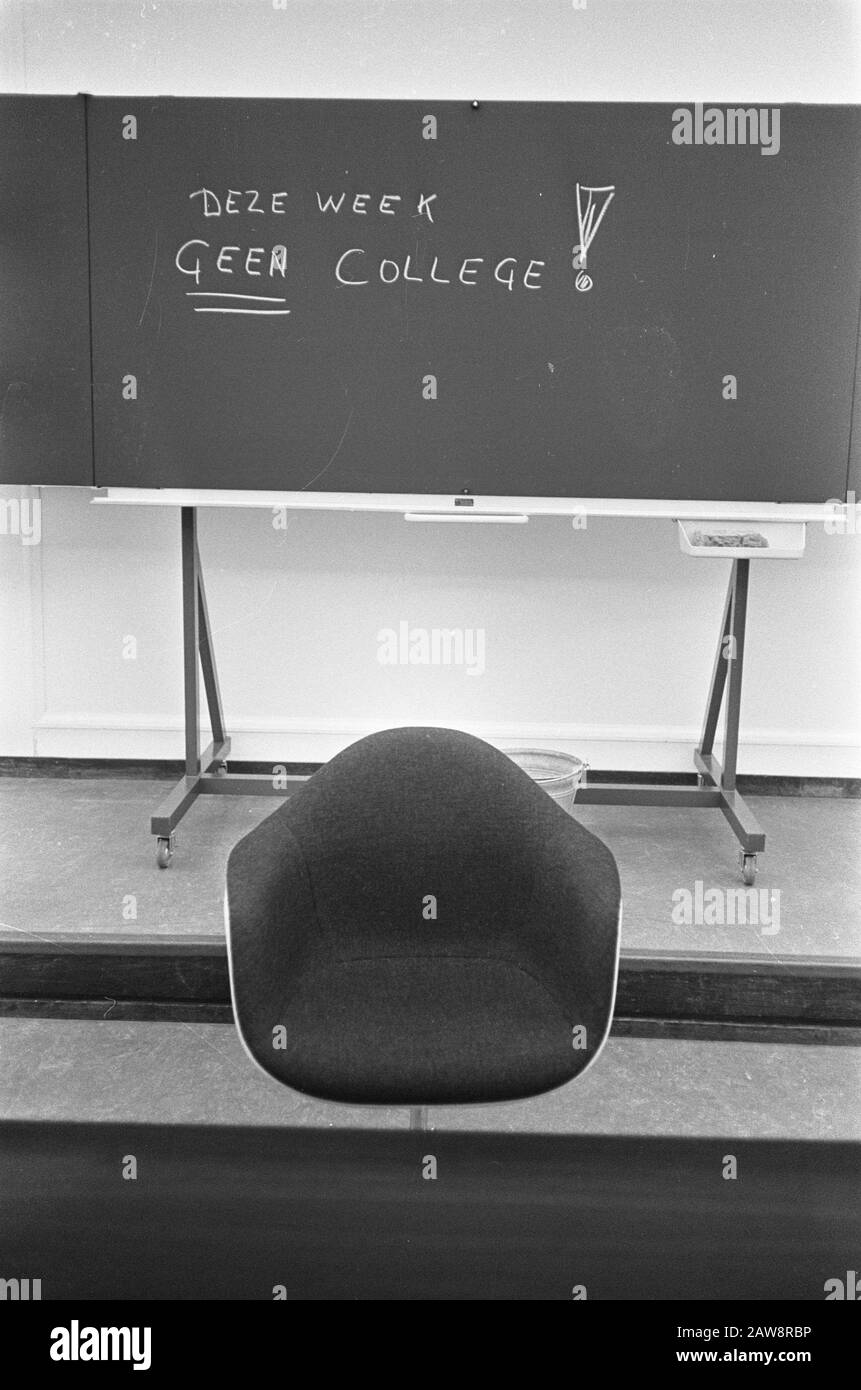 Leuven, professori di posta in gioco, conferenza sulla lavagna è scritto che il professore sarà assente per una settimana Data: 30 gennaio 1968 luogo: Leuven Parole Chiave: Professori, scioperi Foto Stock