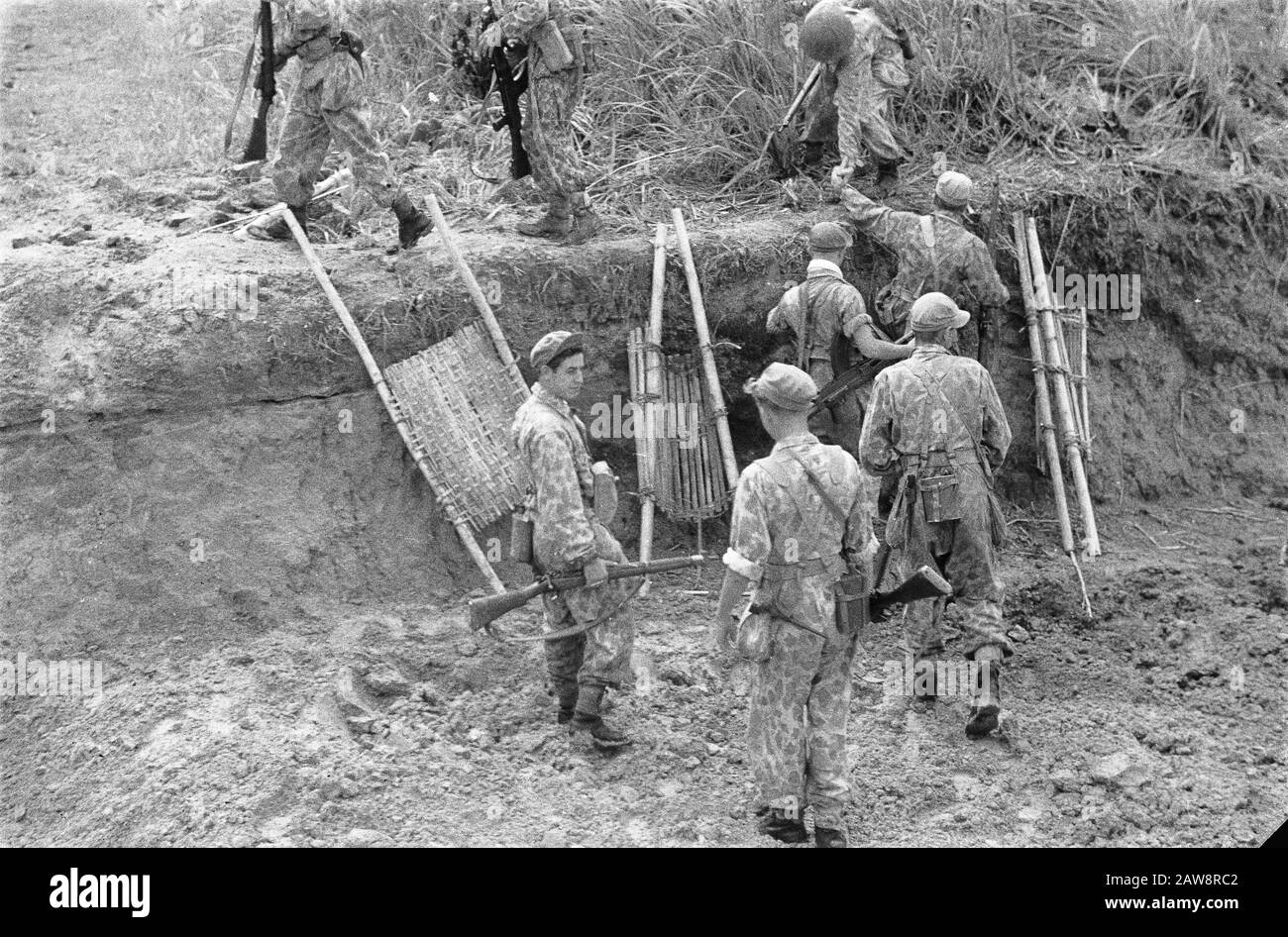 Azioni di purificazione intorno a Medan Medan-Brastagi: Azione detergente nell'area di Medan. Tankval sulla strada lungo il Piso-Piso. Prima che il genio sia al lavoro, l'ambiente è esplorato fanteria potenziali imboscati Data: 13/10/1947 posizione: Indonesia, Indie orientali olandesi, Sumatra Foto Stock