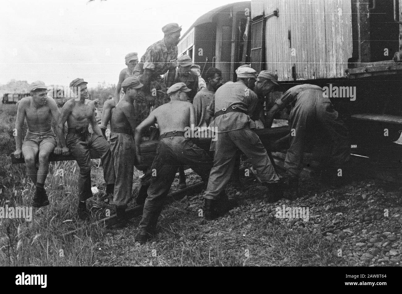 Repubblica Palembang (treno deragliato, paziente indonesiano, cura ferita) Palembang: Tra Muara Enim e Lahat è stato il TNI ha reso la ferrovia disabili con il risultato che ha gestito un treno passeggeri dalle rotaie. [Unendosi alle forze e sedendosi in un bar provando gli ingegneri olandesi un carro ferroviario ancora in pista] Data: Luglio 1947 luogo: Indonesia, Indie orientali olandesi, Sumatra Foto Stock