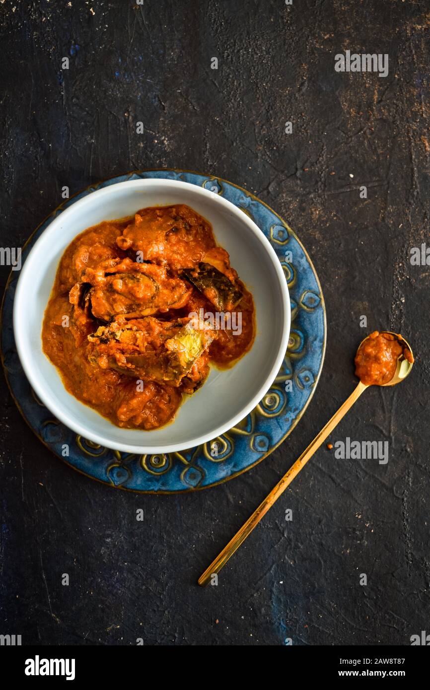 Gustoso pollo al curry al burro o tikka masala di pollo con sugo, curry indiano popolare nel Regno Unito, tradizionale piatto di curry britannico indiano. Cibo indiano, Mughal Foto Stock