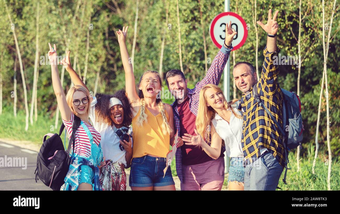 Gruppo di migliori amici divertirsi prendendo selfie con le braccia sollevate durante l'avventura di viaggio in campagna Foto Stock