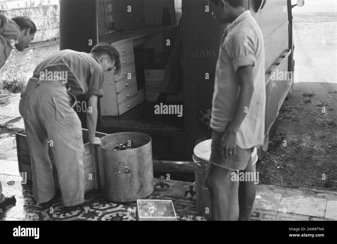 Vari argomenti Batavia A [furgoni militari? Il vano di carico ha una scrivania e una sedia. Grandi padelle con contenuti incerti] Data: Luglio 1947 luogo: Indonesia Indie Orientali olandesi Foto Stock