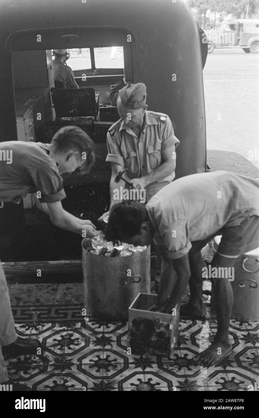 Vari argomenti Batavia A [furgoni militari? Il vano di carico ha una scrivania e una sedia. Il sergente di KNIL colpisce con qualcosa del martello. Grandi Padelle] Data: Luglio 1947 Ubicazione: Indonesia Indie Orientali Olandesi Foto Stock
