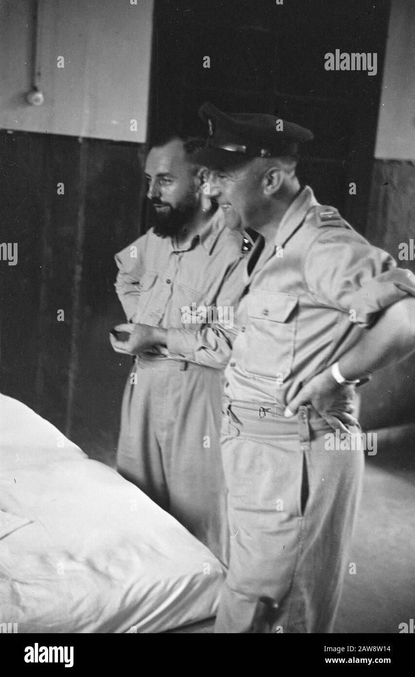 [DCL] Visita il Cappellano dell'Esercito principale H.J.M. Straelen all'ospedale Medan [il colonnello Van Straelen parla con un paziente. Accanto a lui un aalmoezier] Data: Aprile 1947 Località: Indonesia Indie Orientali Olandesi Foto Stock