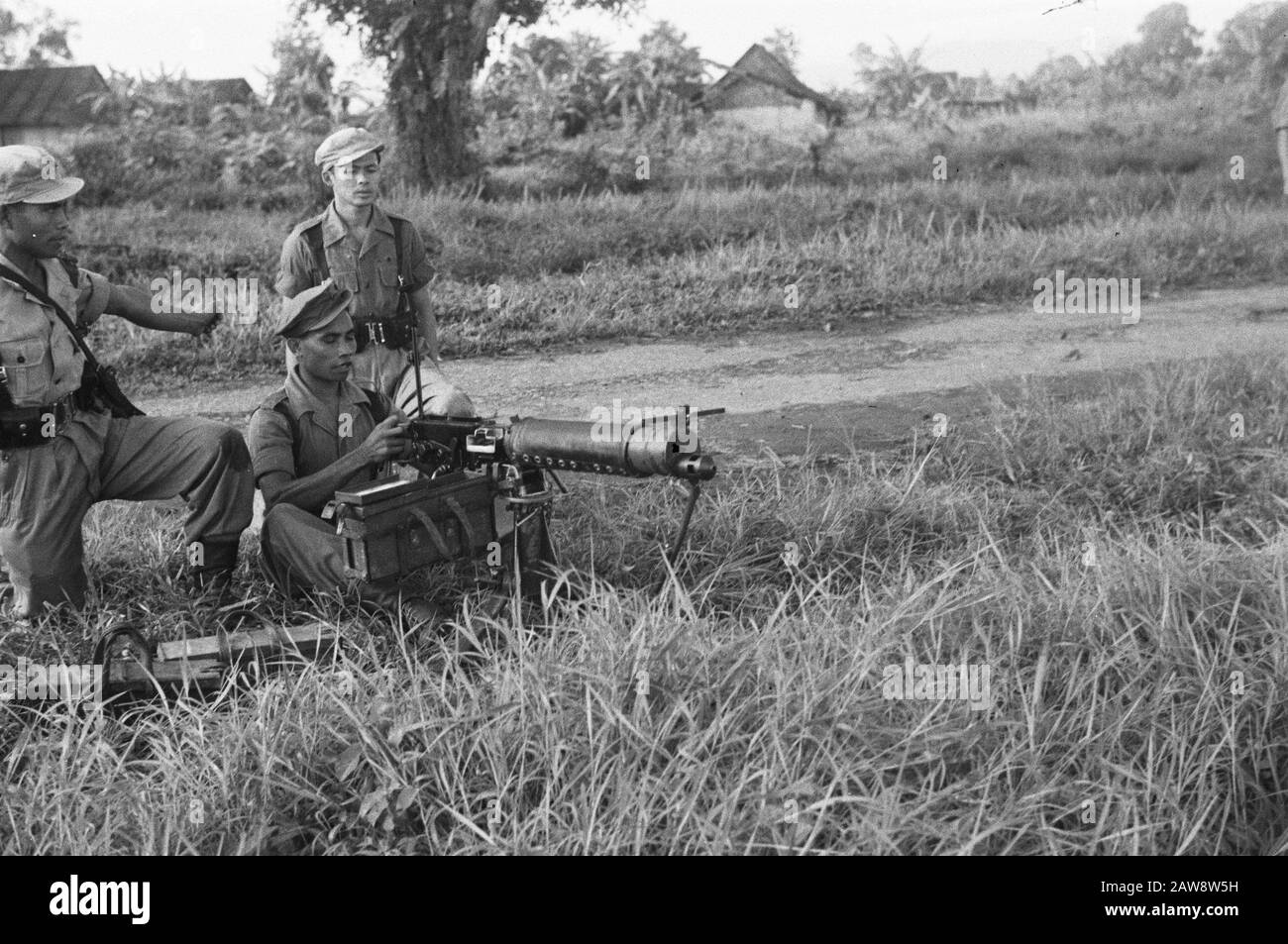 Visita General Track to Medan (Sumatra) [M1917 Browning machine gun operated by KNIL Soldiers] Data: Maggio 1947 Località: Indonesia Dutch East Indie : Unknown / DLC Copyright Titolare: National Archives Material Type: Negative (black / white) archive inventory number: SEE access 2.24.04.02 Foto Stock