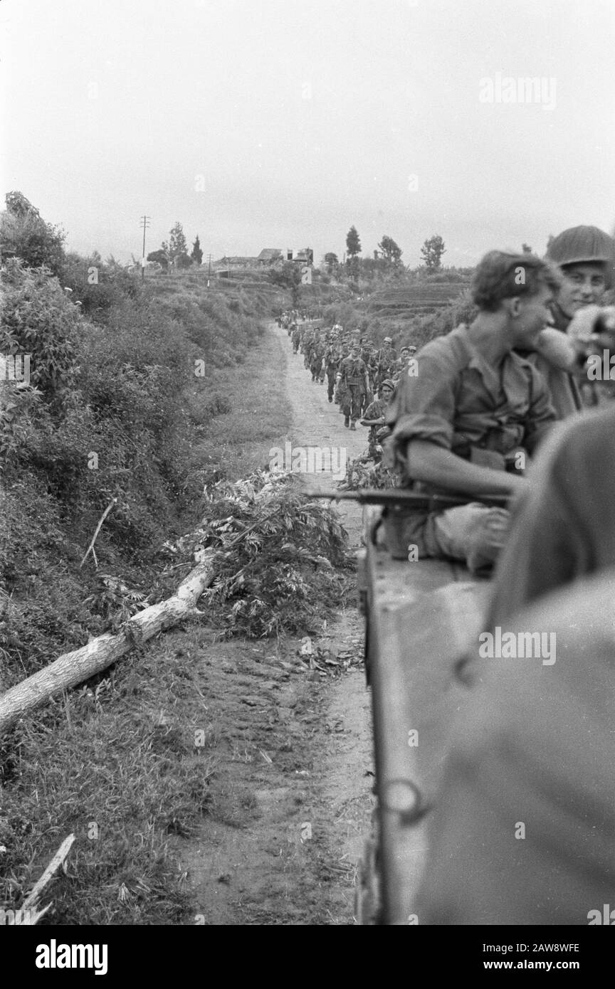 Cinque giorni di marcia attraverso le montagne Patjet, Sendi, Sember Gondo, Djoerang, Koeali, Lember, Brantas, Djoenggo, Batu Patjet-Batoe. Infantrymen durante una marcia. Si uniscono a motorizzato Marines Data: Luglio 1947 Località: Indonesia, Java, Olandese Indie Orientali Foto Stock
