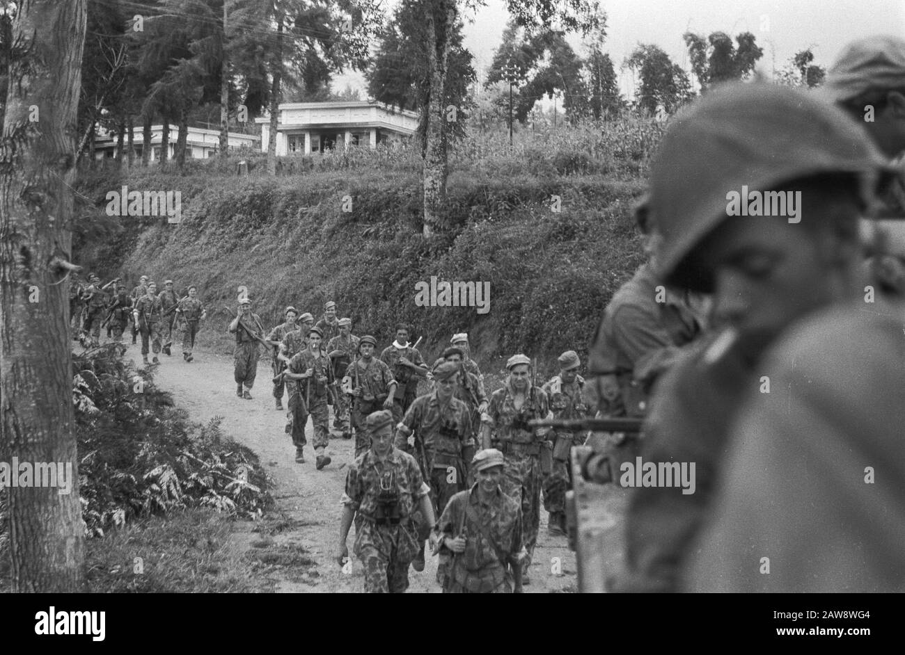 Cinque giorni di marcia attraverso le montagne Patjet, Sendi, Sember Gondo, Djoerang, Koeali, Lember, Brantas, Djoenggo, Batu Patjet-Batoe. Infantrymen durante una marcia. Si uniscono a motorizzato Marines Data: Luglio 1947 Località: Indonesia, Java, Olandese Indie Orientali Foto Stock
