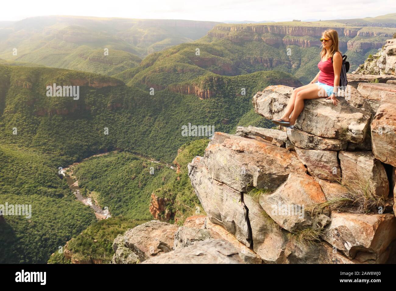 femmina escursioni turistiche seduti sulle montagne e godere della vista Foto Stock