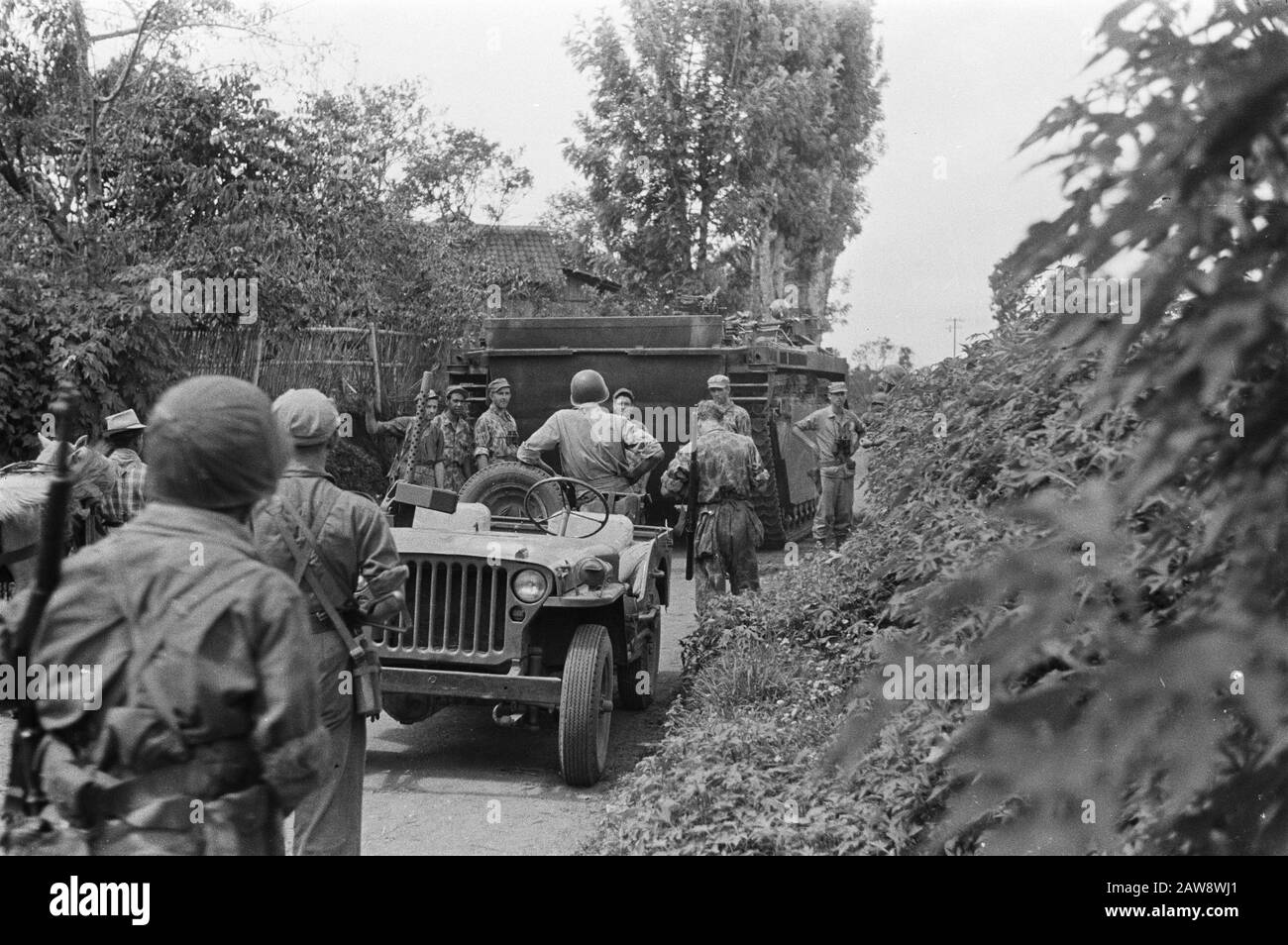 Cinque giorni di marcia attraverso le montagne Patjet, Sendi, Sember Gondo, Djoerang, Koeali, Lember, Brantas, Djoenggo, Batu Patjet-Batoe. Agricolo e molto otten si incontrano. La fanteria, che la zona montagnosa di ​​East Java ha esteso il piede, occhio esperto mostro con il materiale pesante dei Marines con cui hanno avuto dopo un tour difficile contatto Annotazione: LVT = Veicolo Cingolato Sbarcato. Unità esercito era 3-5 R.I. Date: 1 Agosto 1947 Location: Indonesia, Java, Dutch East Indies Foto Stock