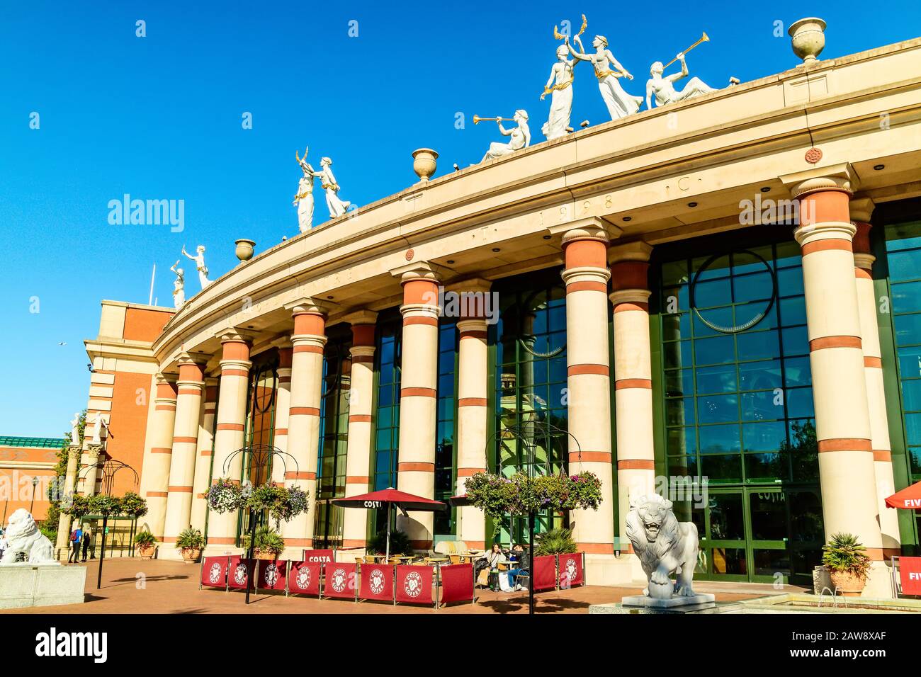 All'esterno del Trafford Centre, un grande centro commerciale al coperto e un complesso per lo svago nella Greater Manchester, Regno Unito. Foto Stock