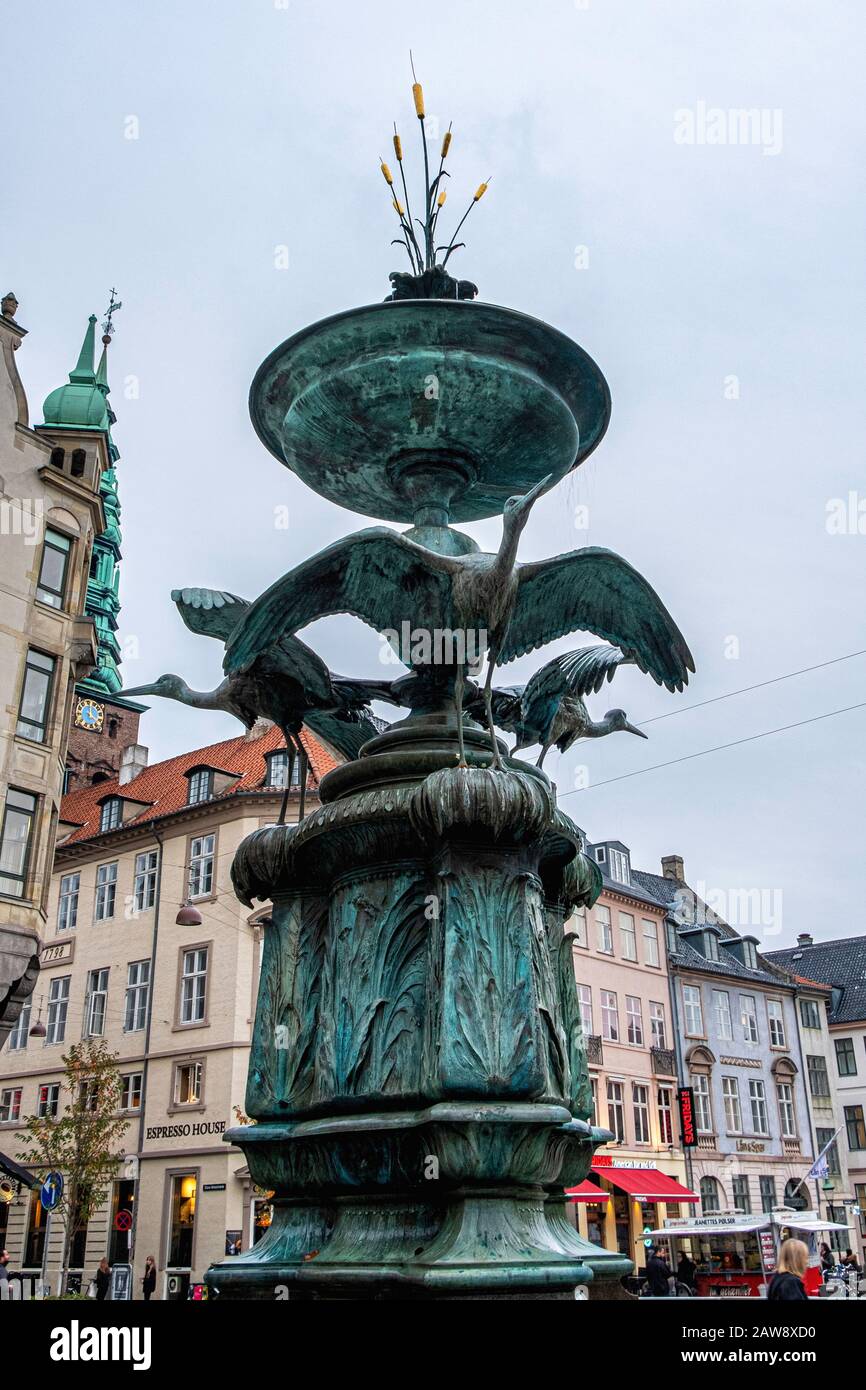 Fontana di Stork progettata da Edvard Petersen e Vilhelm Bissen nel 1894 su Piazza Amagertorv, Copenhagen, Danimarca. Foto Stock