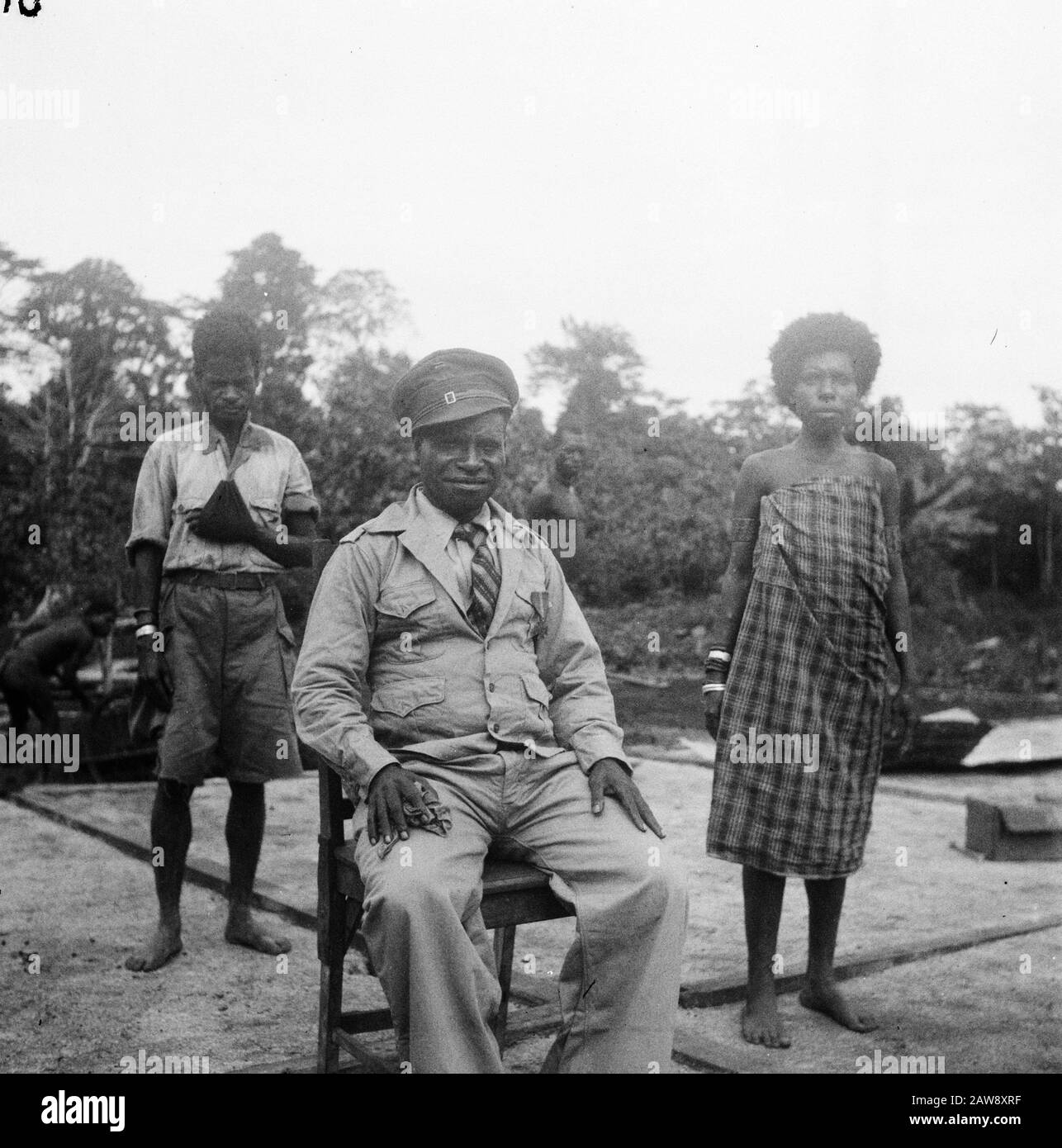 Relazione Hollandia [Manokwari? Nuova Guinea. Capo del villaggio in uniforme Data: Febbraio 1947 Località: Indonesia, Manokwari, Indie Orientali Olandesi, Nuova Guinea Foto Stock