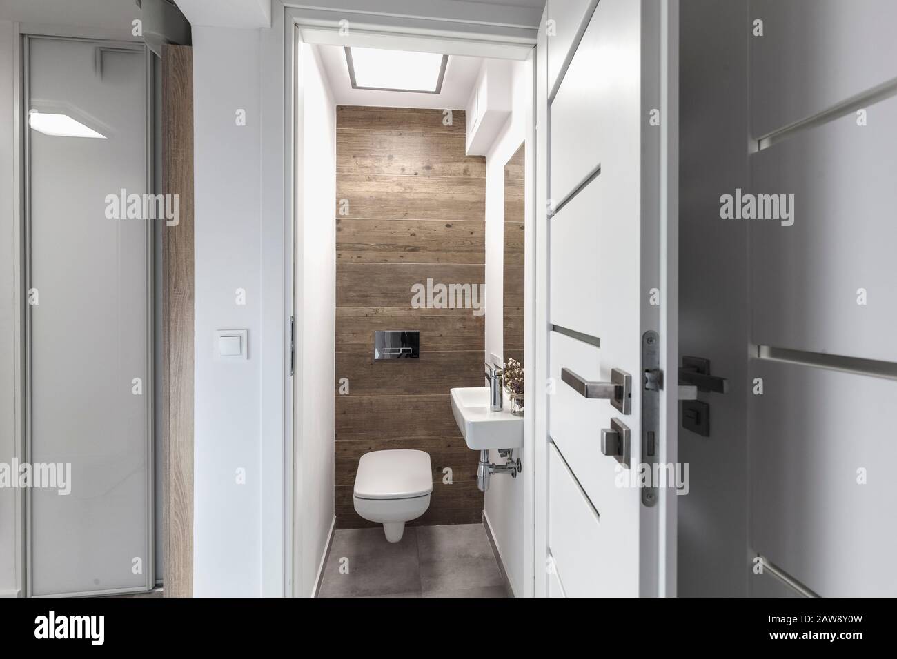 Eleganza e bagno accogliente dei vostri sogni. Interno vero, piccolo bagno con vasca, lavandino e wc ciotola Foto Stock