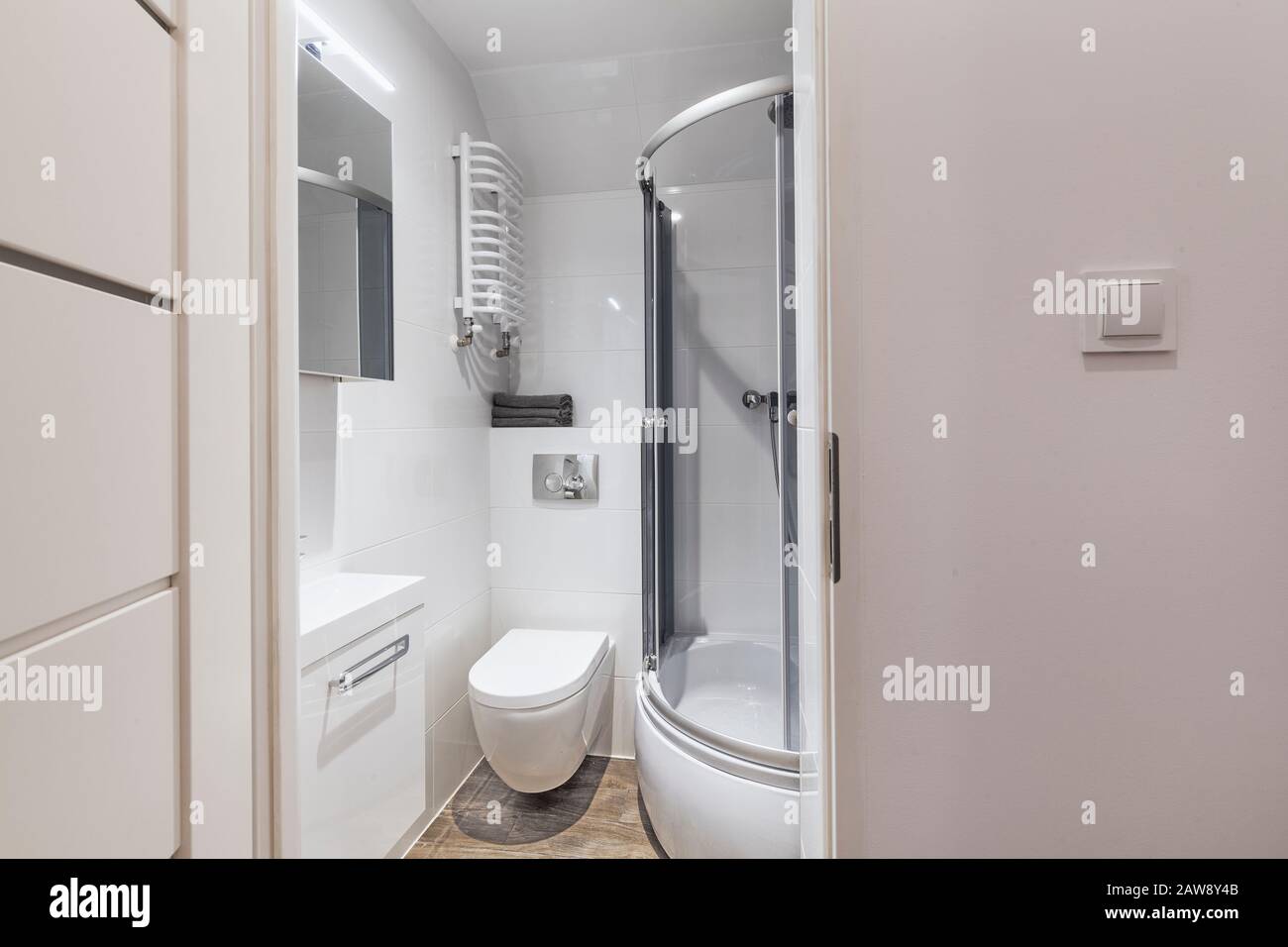 Eleganza e bagno accogliente dei vostri sogni. Interno vero, piccolo bagno con vasca, lavandino e wc ciotola Foto Stock