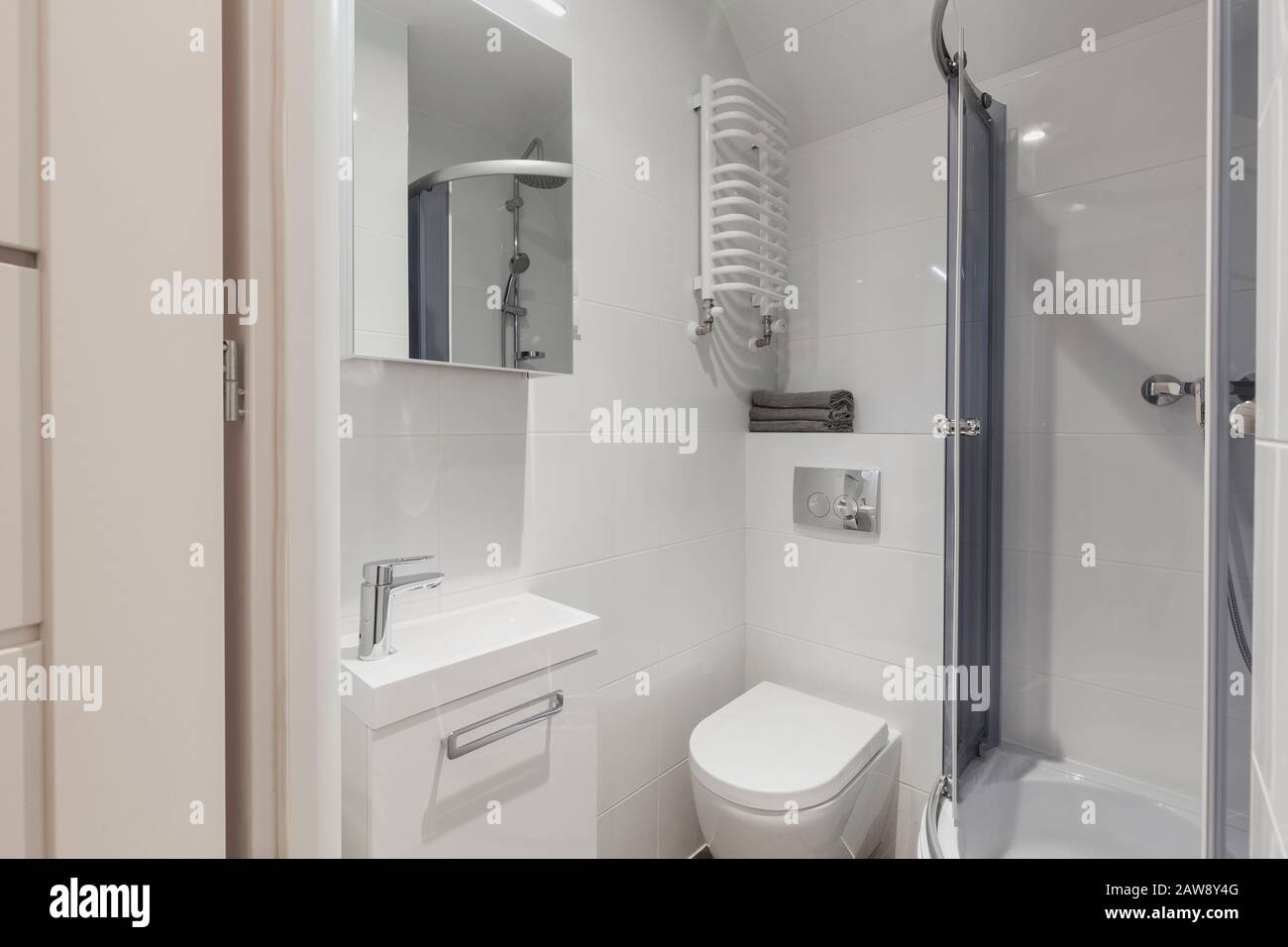Eleganza e bagno accogliente dei vostri sogni. Interno vero, piccolo bagno con vasca, lavandino e wc ciotola Foto Stock