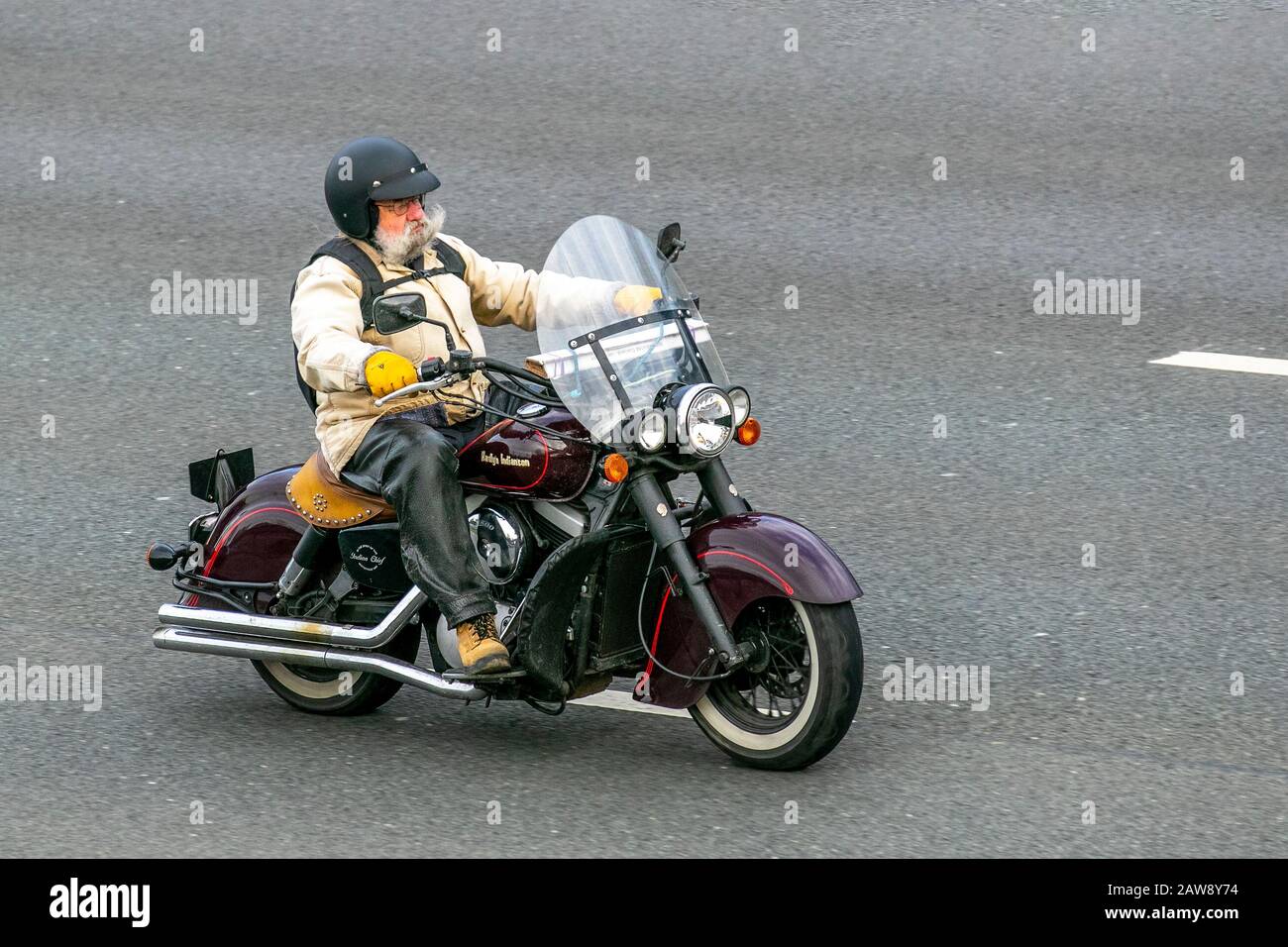 Indian Chief Motorbike Big Twin rider; Regno Unito Vehicular traffico, trasporto, moderno, motociclette sulla M61 autostrada, Manchester, Regno Unito Foto Stock