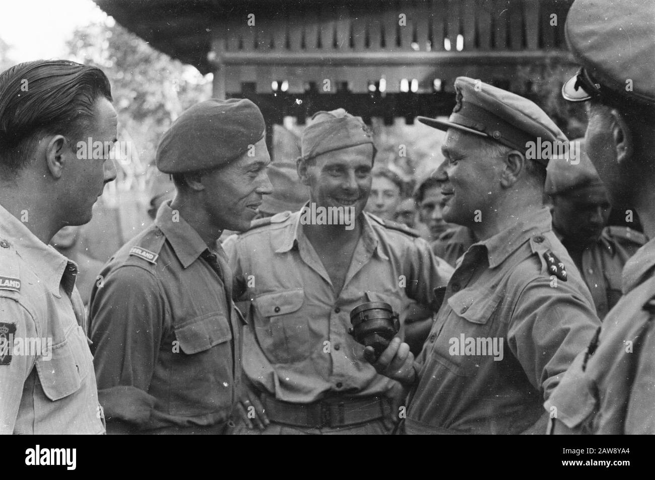 Visita Generale Di Ispezione H.j. Kruls Dall'Indonesia [Padang. You Brigade] [il generale Kruls parla con il battaglione volontario di guerra Zelanda (2-14 RI)] Annotazione: In sua mano ha un microfono Data: Maggio 1947 Località: Indonesia Indie orientali olandesi Foto Stock