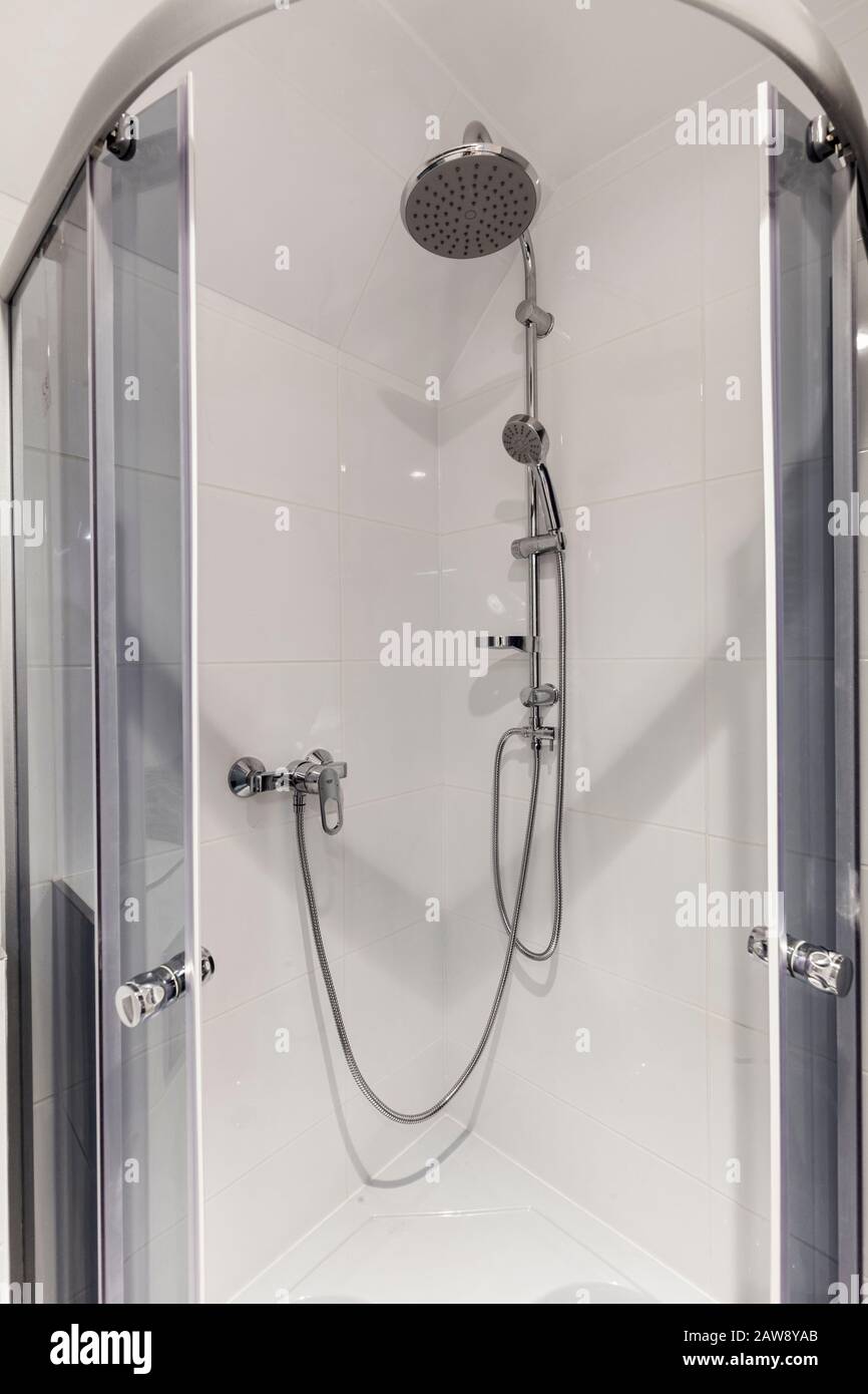 Batteria vera doccia in cabina doccia. Batteria per doccia semplice e comoda. Foto Stock