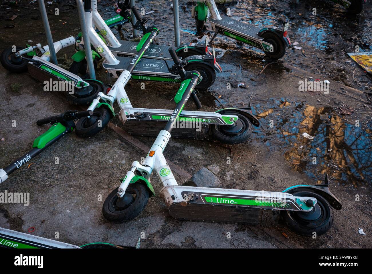 Berlino, Germania - Febbraio, 2020: Scooter elettronico o e-Scooter della società Lime che si trova sul pavimento sporco a Berlino Foto Stock